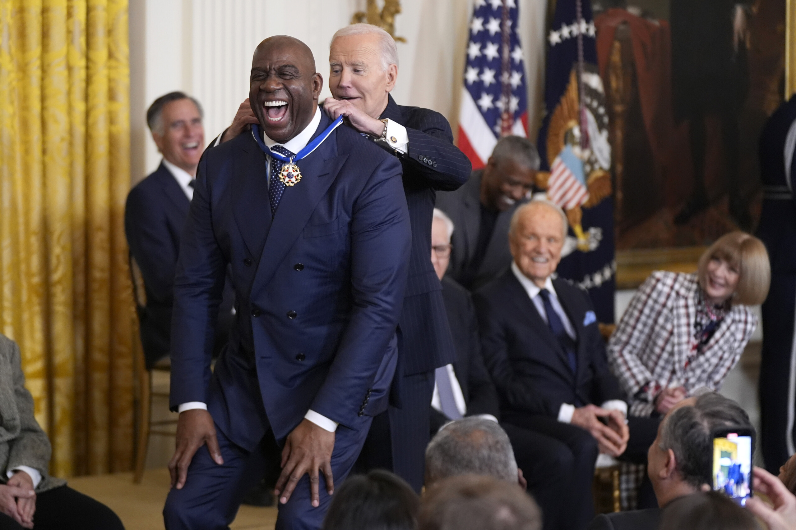 basket nba magic johnson decore par biden de la medaille de la liberte scaled