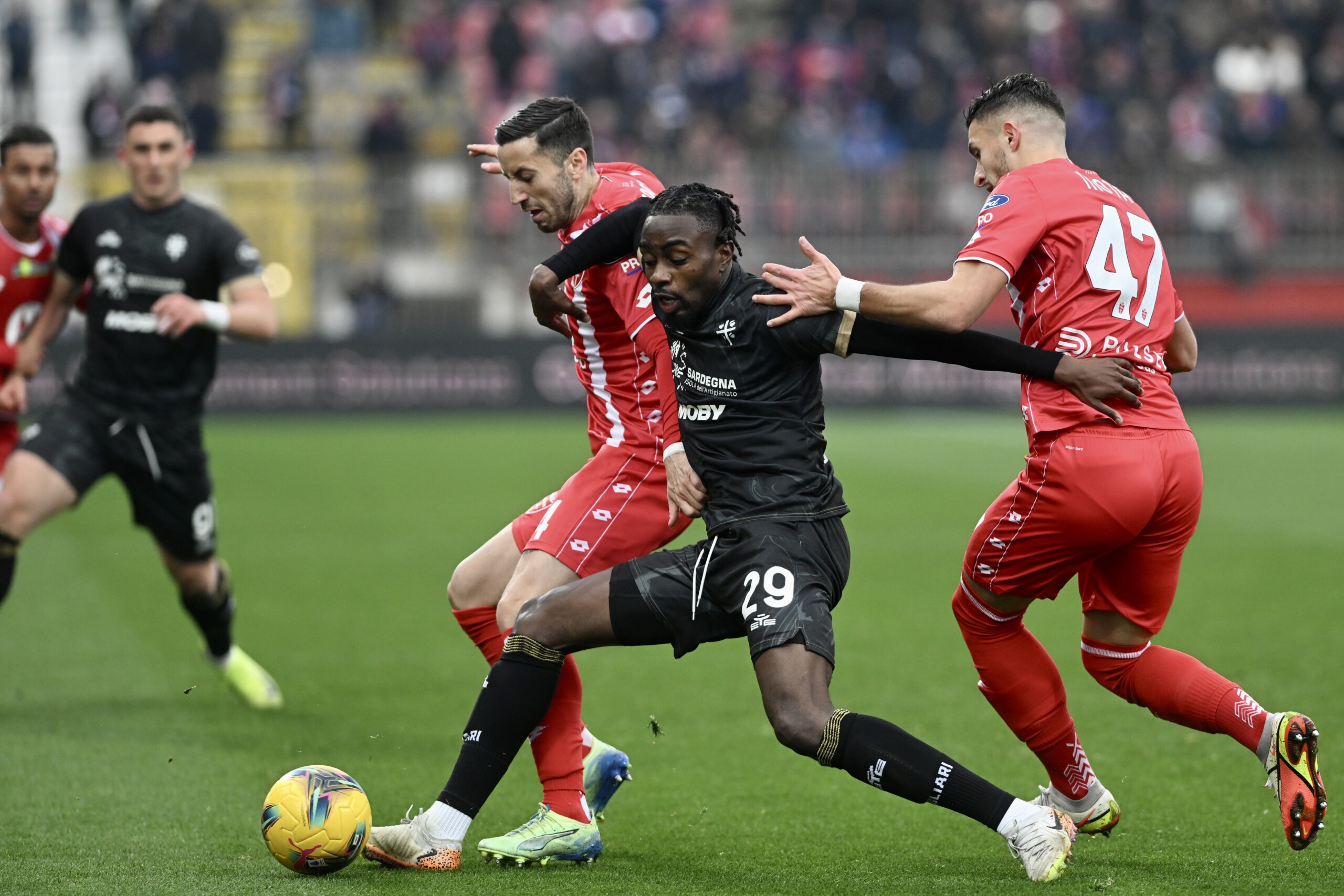 football serie a cagliari gagne a monza zortea et piccoli marquent 2 1 scaled