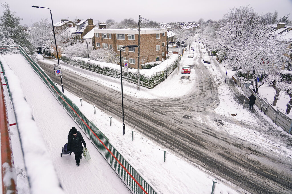 royaume uni les pistes des aeroports de manchester liverpool et leeds fermees a cause de la neige