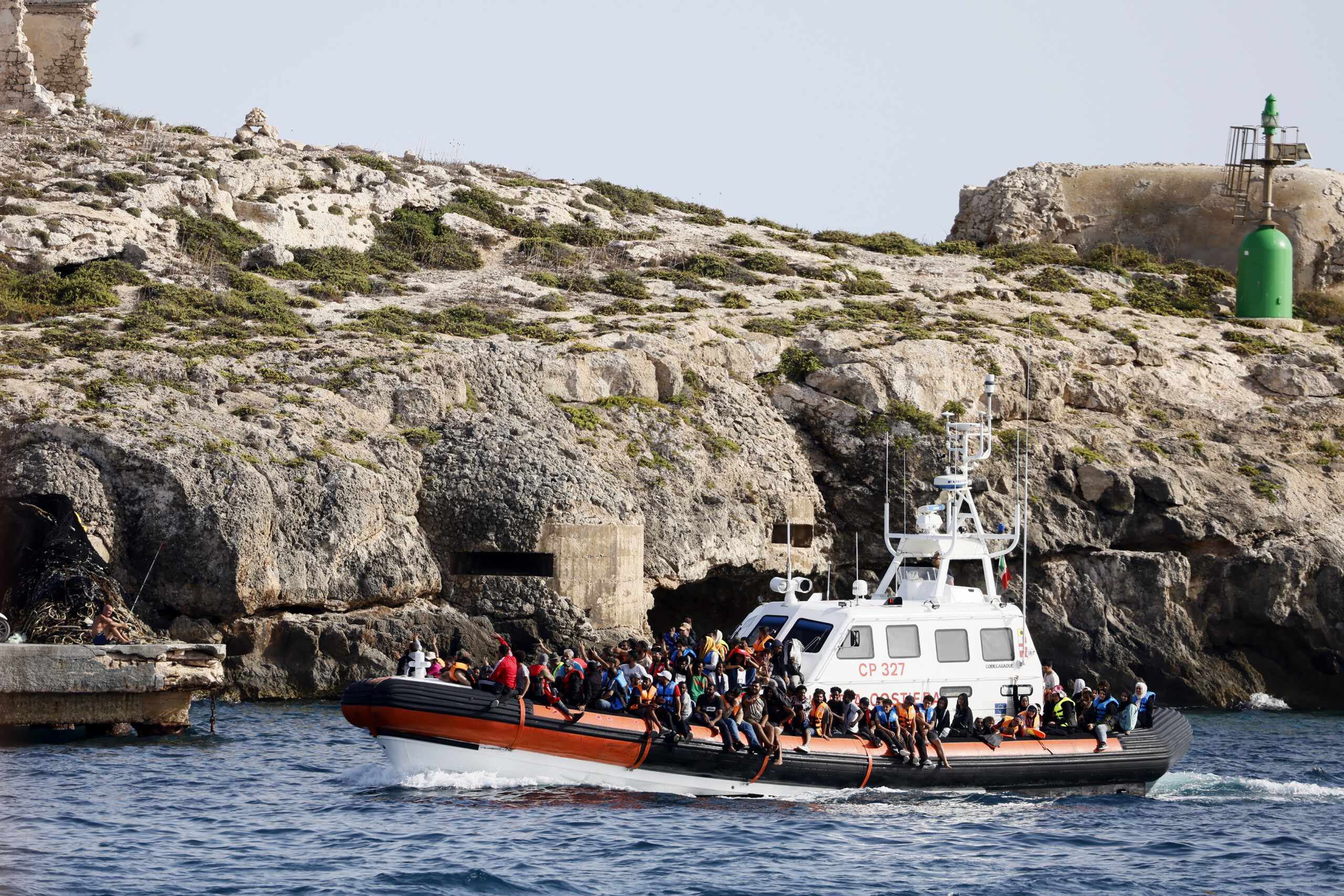 arrestation de migrants et dun trafiquant detres humains a crotone scaled