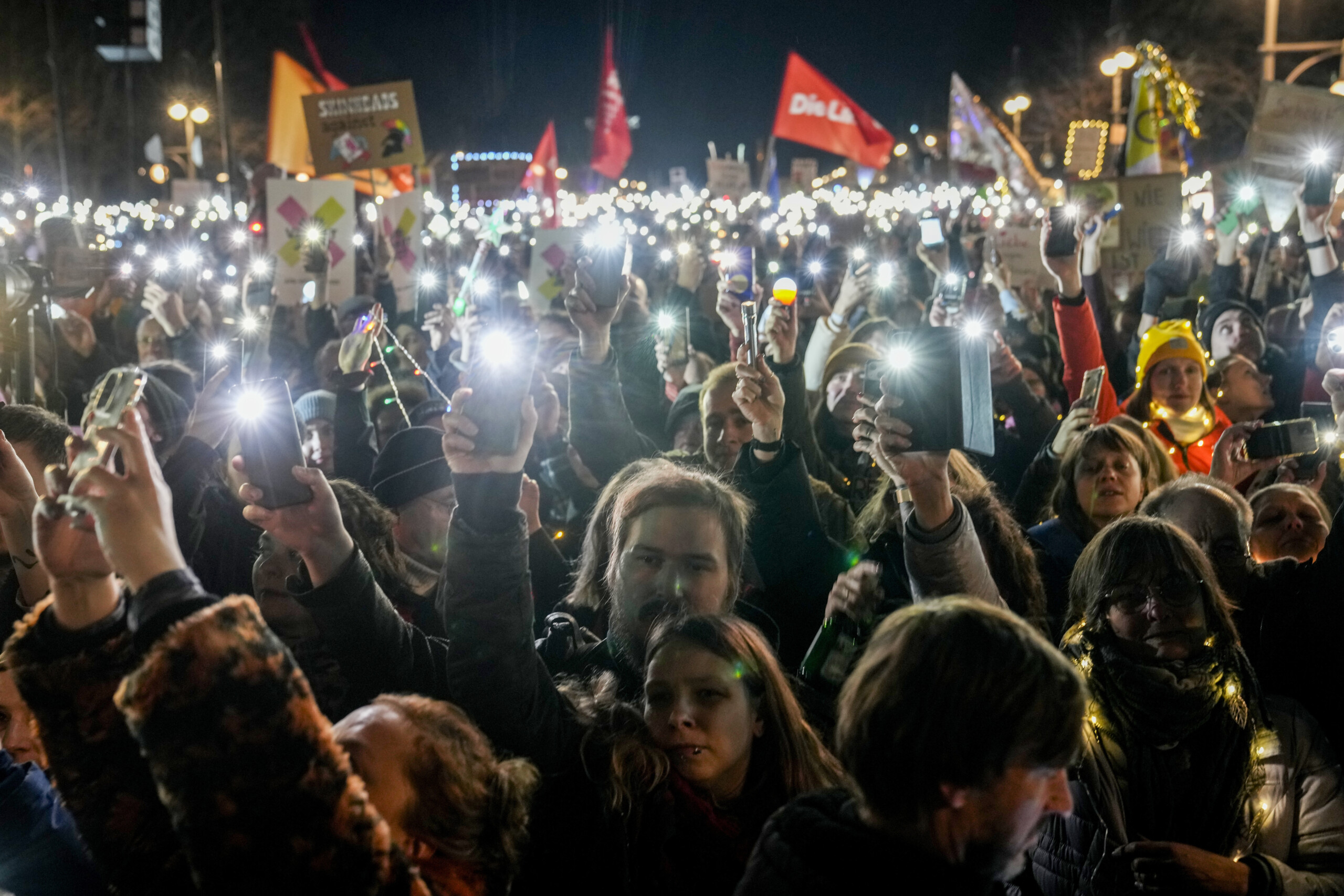 allemagne des dizaines de milliers de personnes manifestent a berlin contre lafd scaled