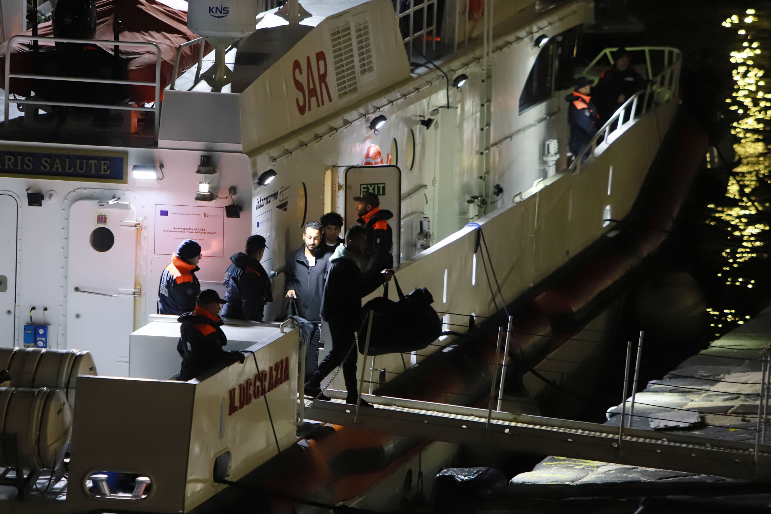 migrants un patrouilleur avec 43 personnes en provenance dalbanie arrive a bari scaled