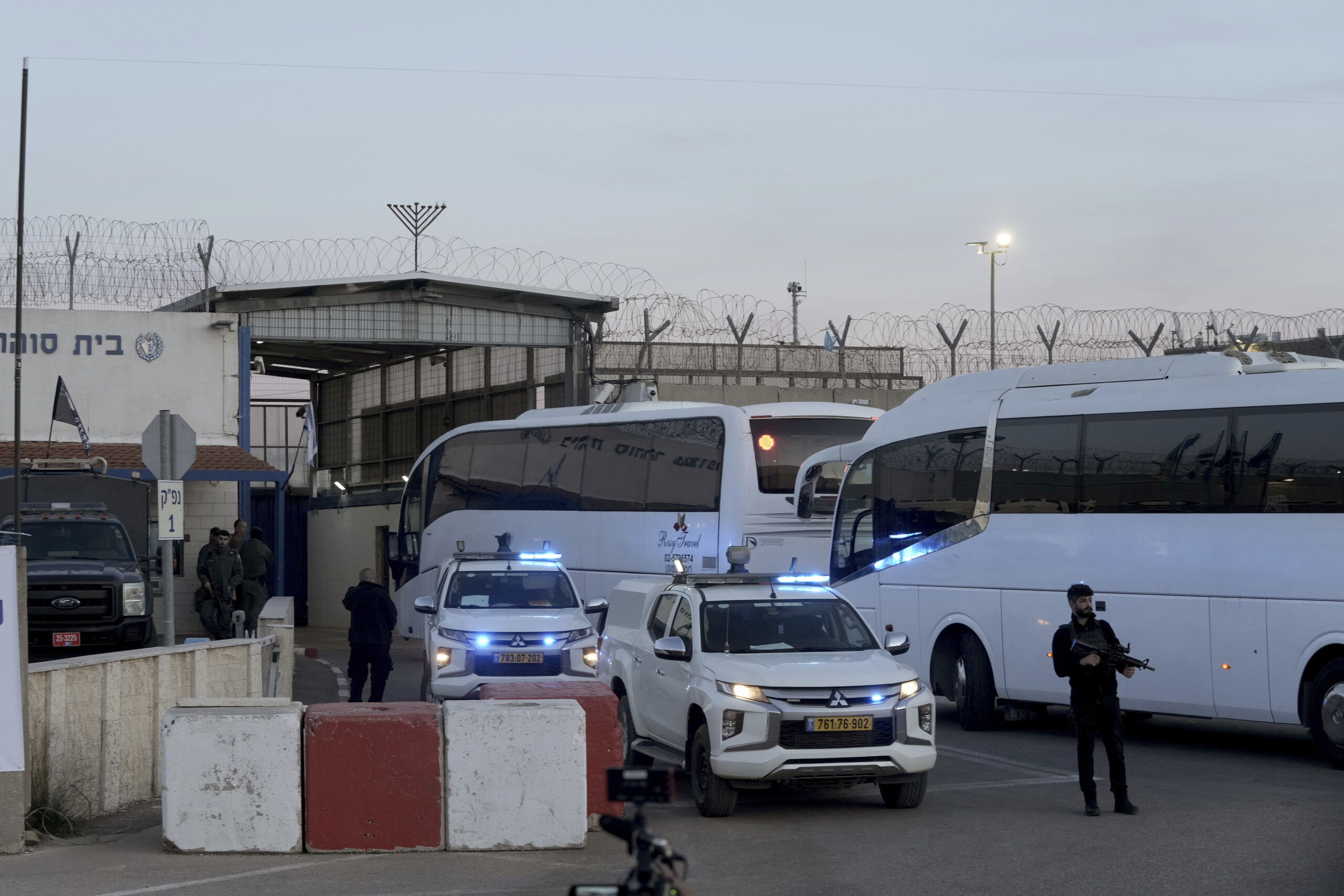 moyen orient un bus transportant 183 detenus palestiniens quitte la prison dofer scaled