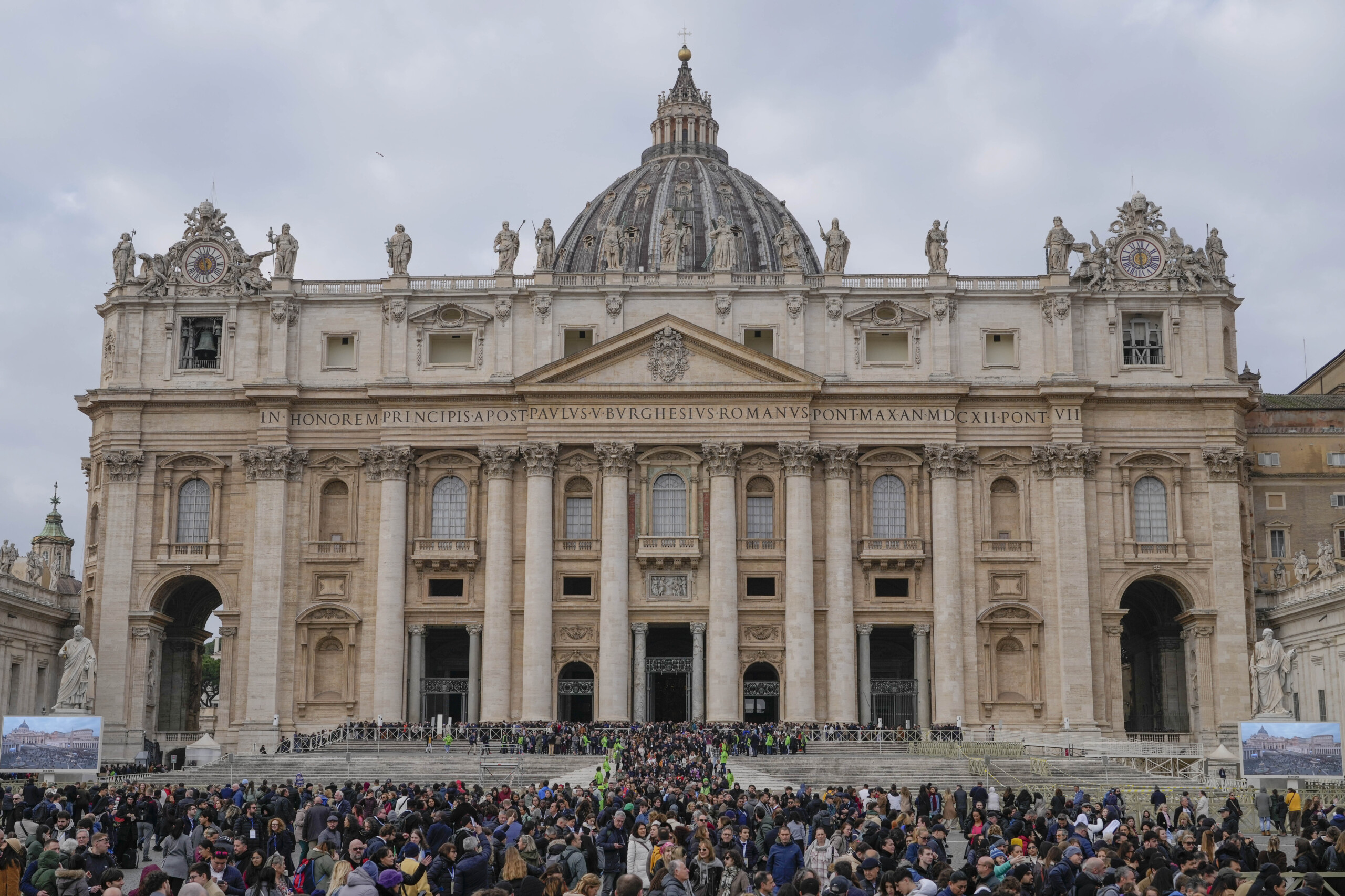 rome endommage six candelabres dans la basilique saint pierre arrete par la police scaled