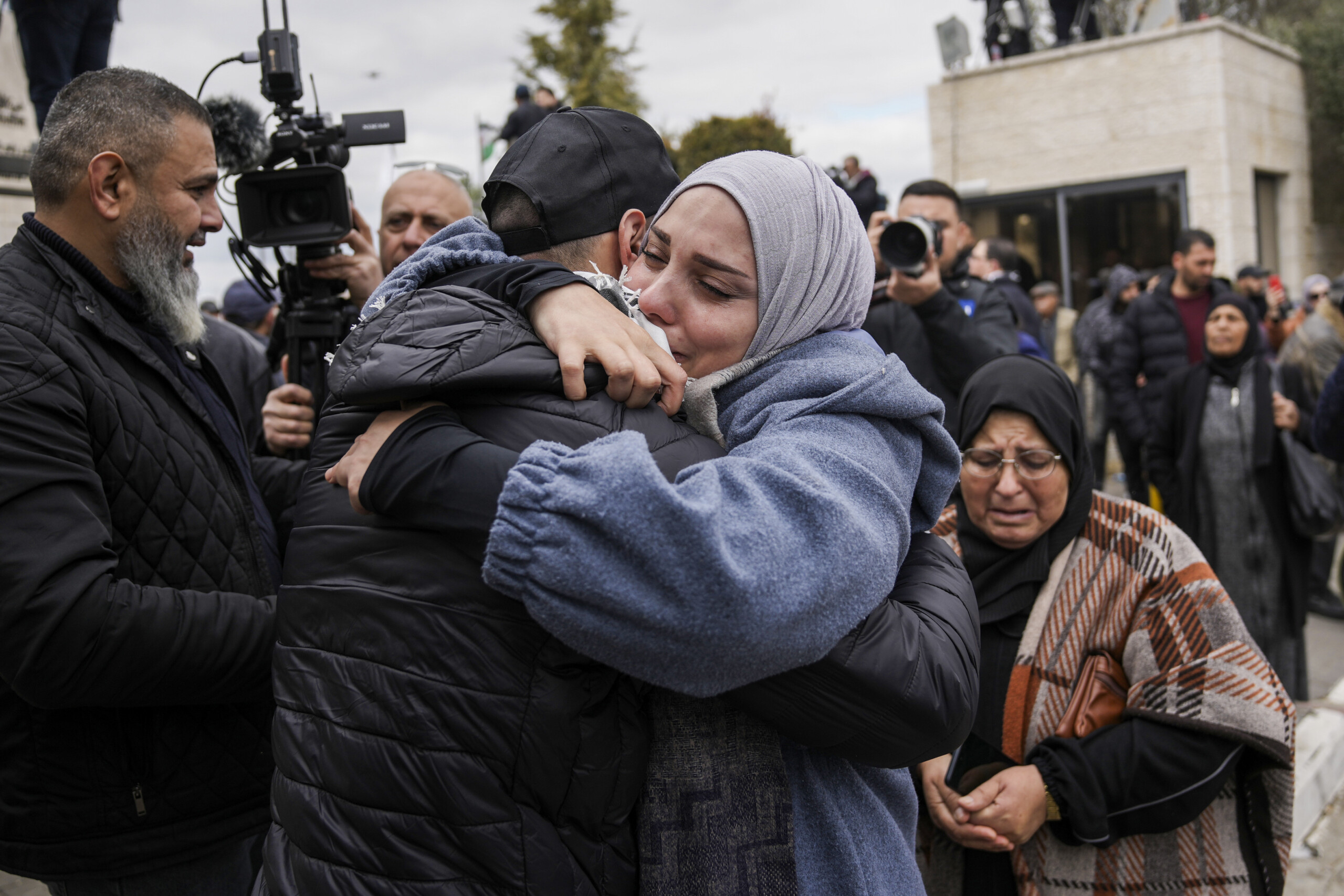 moyen orient un bus transportant des detenus palestiniens liberes arrive a ramallah scaled