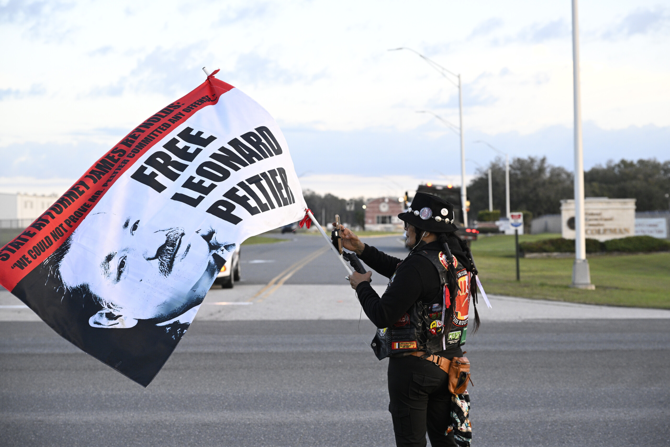 apres 50 ans de prison lactiviste amerindien leonard peltier a ete libere scaled