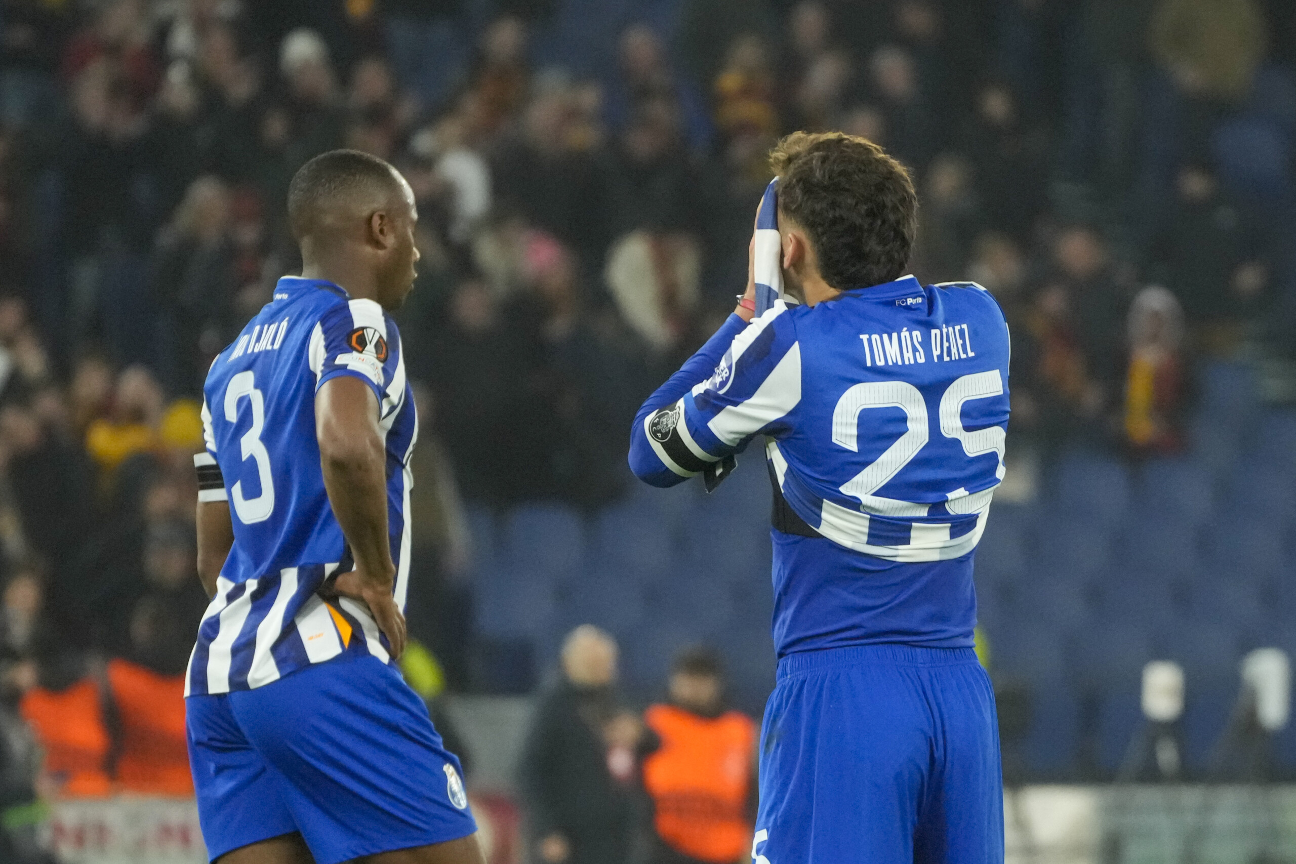 europa league affrontements lors du match roma porto 6 supporters portugais arretes scaled