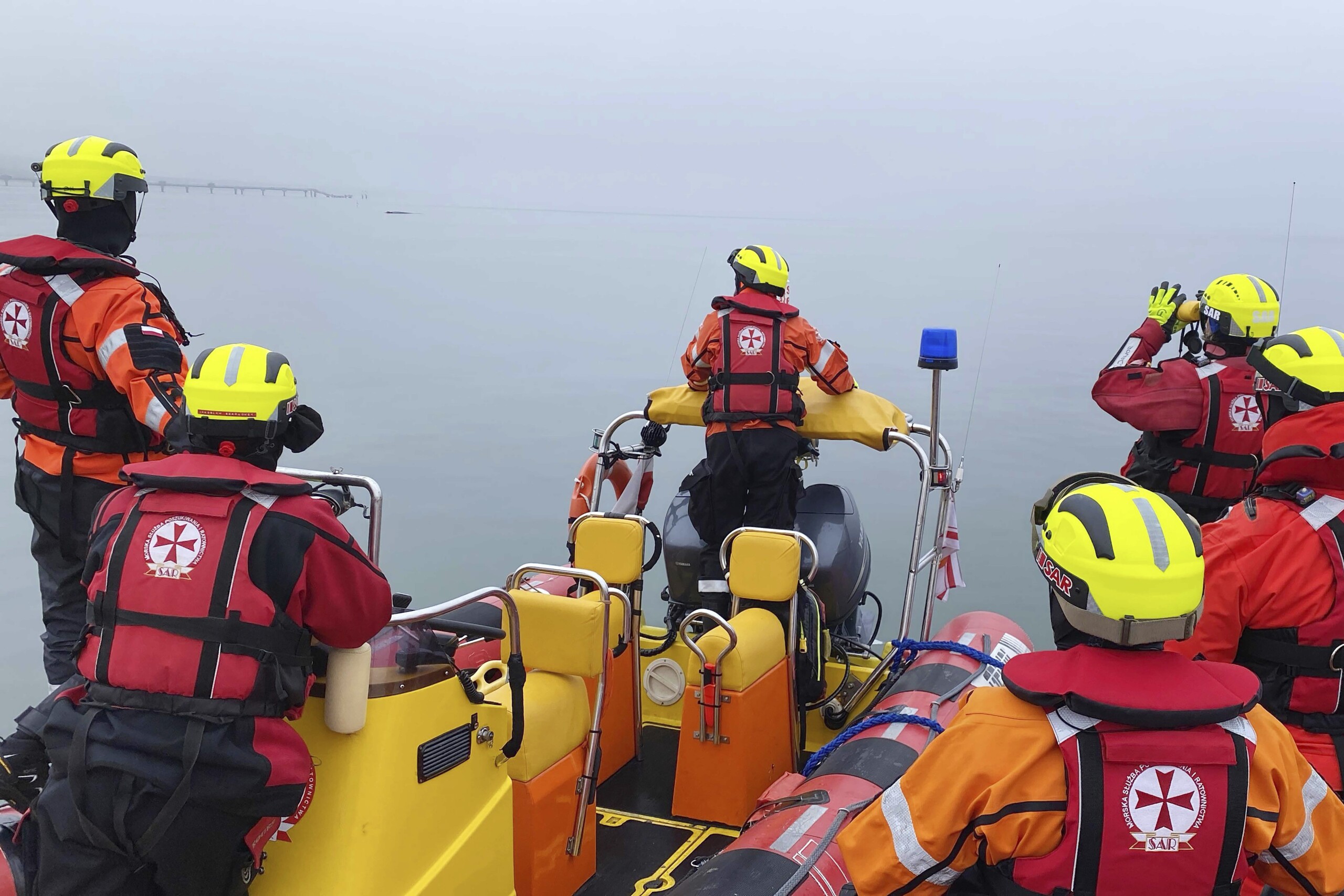 migrants sea watch sauves du navire aurora 32 personnes echouees sur la plate forme de miskar scaled