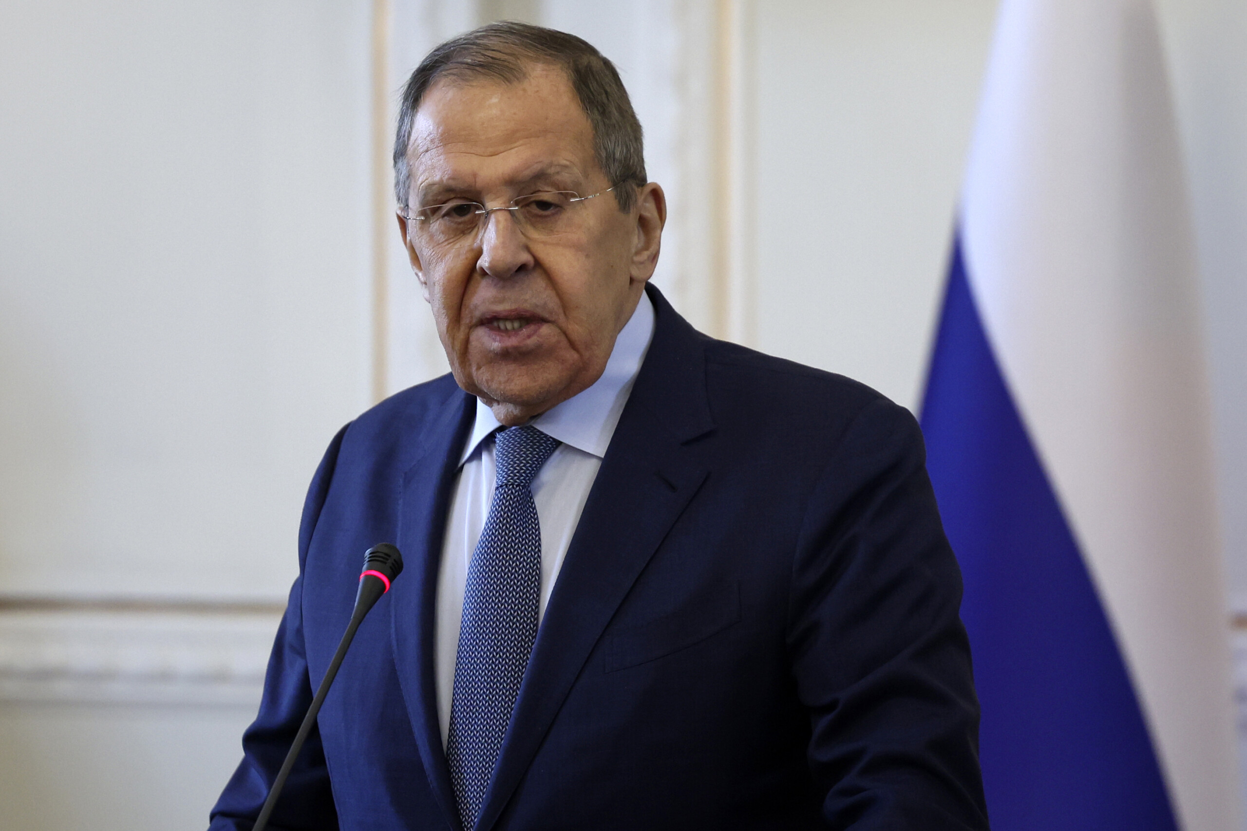 defense lavrov la rhetorique nucleaire de macron est une menace pour la russie scaled