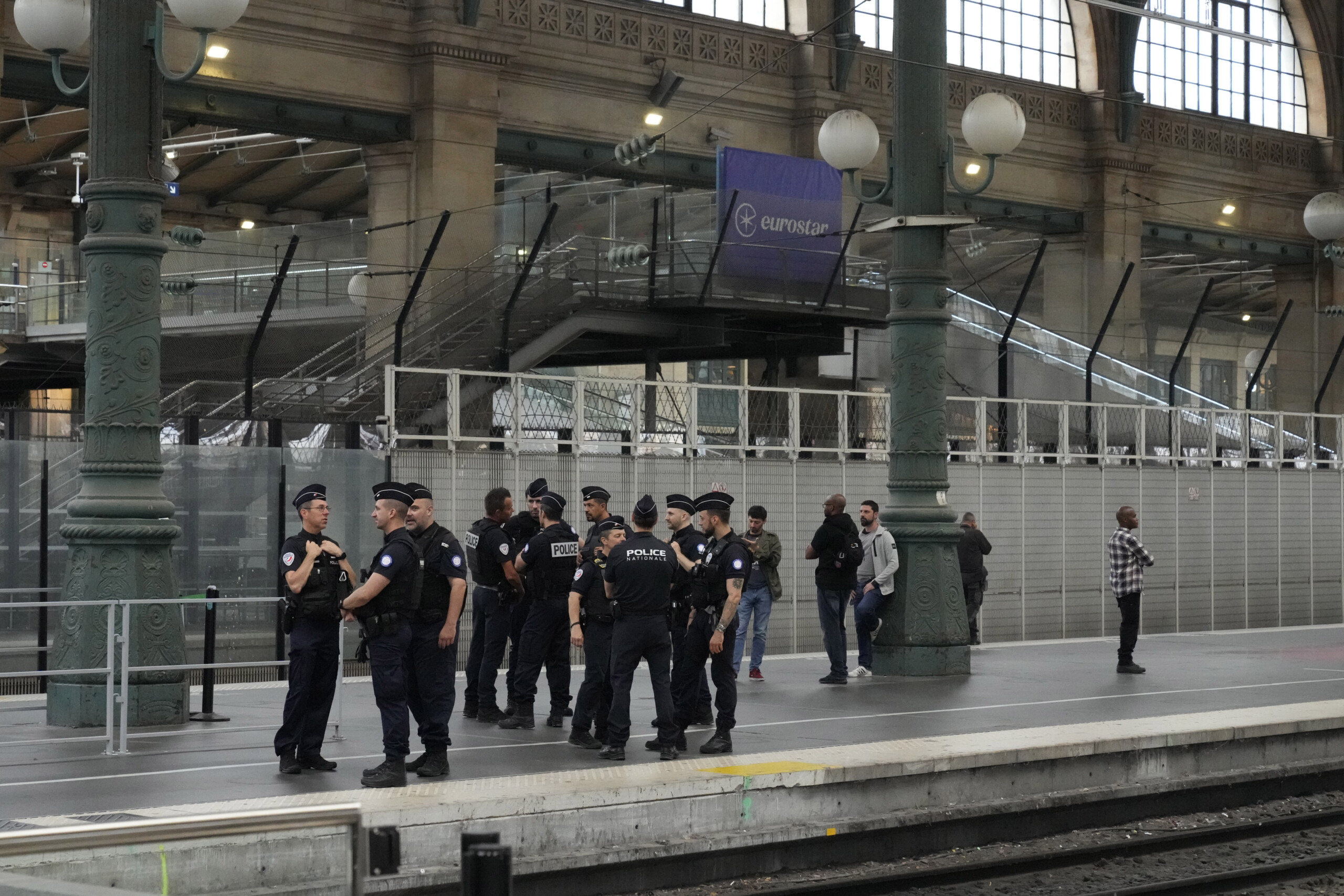 paris decouverte dune bombe non explosee de la seconde guerre mondiale pres des voies ferrees arret des trains a la gare du nord scaled