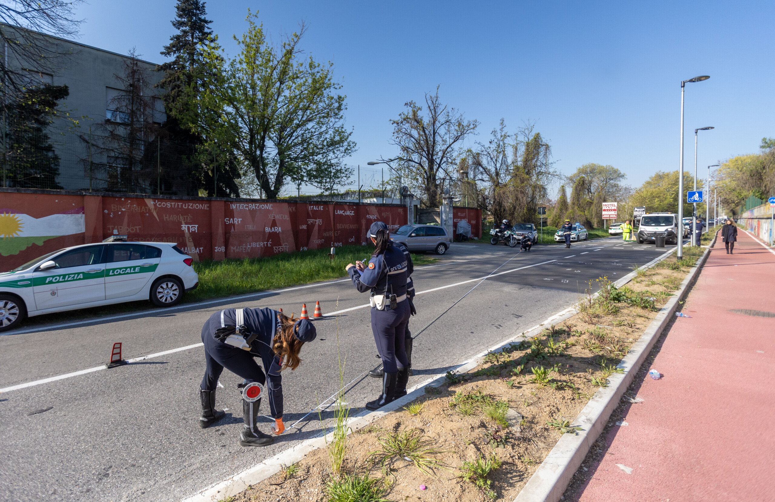 accidents de la route une voiture percute un rond point un homme de 47 ans meurt a milan scaled