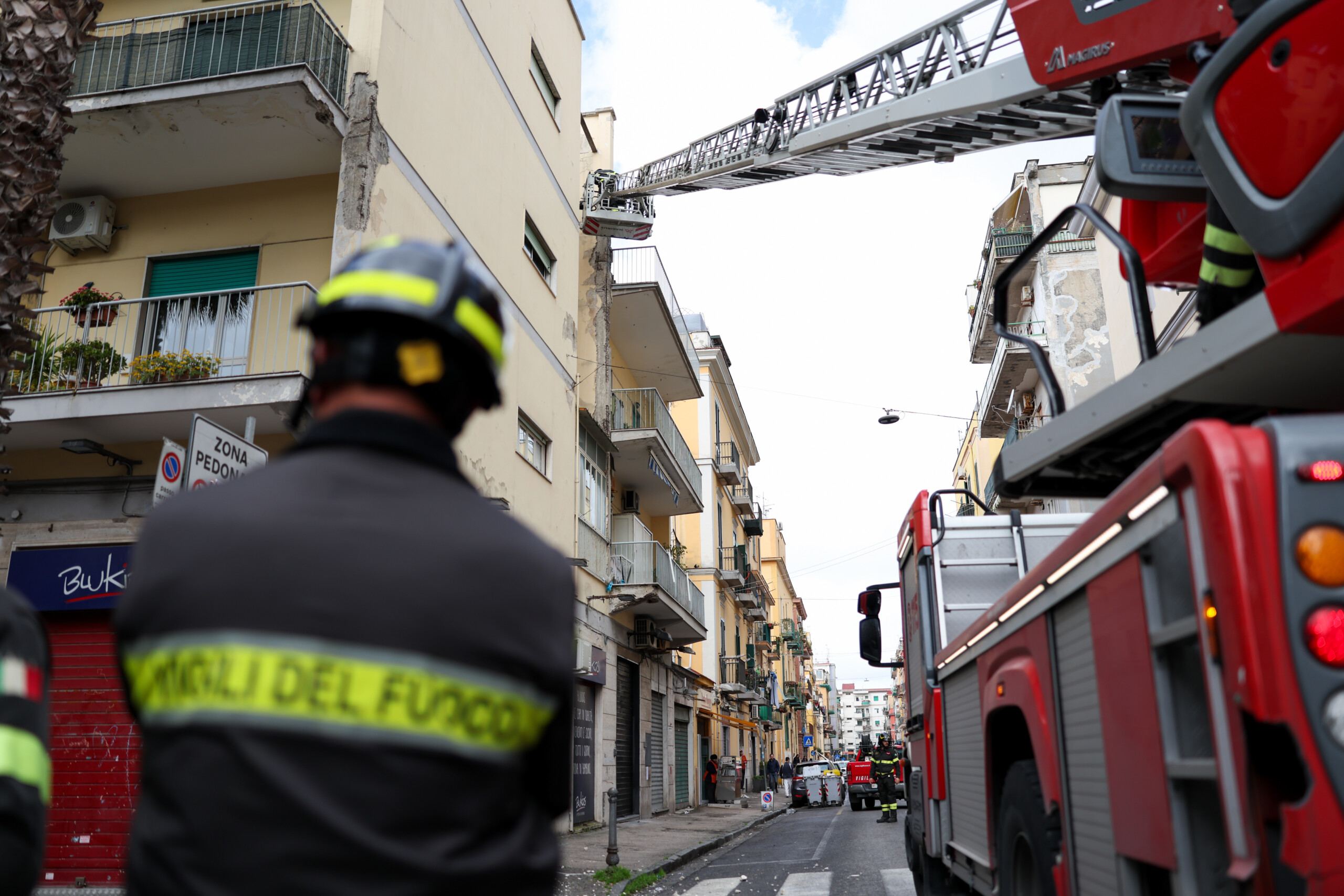 campi flegrei les pompiers poursuivent leur travail 182 controles de stabilite ont ete effectues scaled