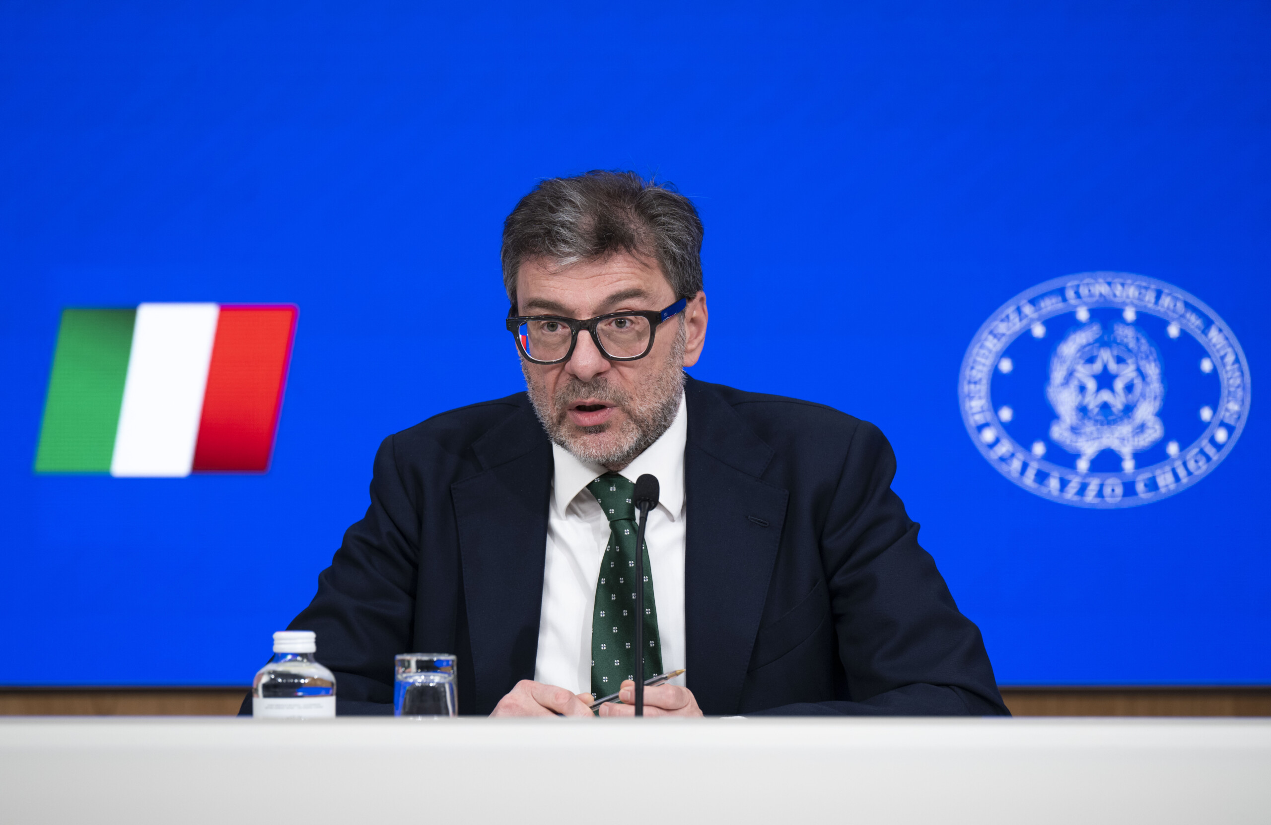 tarifs douaniers giorgetti une occasion de discuter de la maniere de defendre les entreprises italiennes scaled