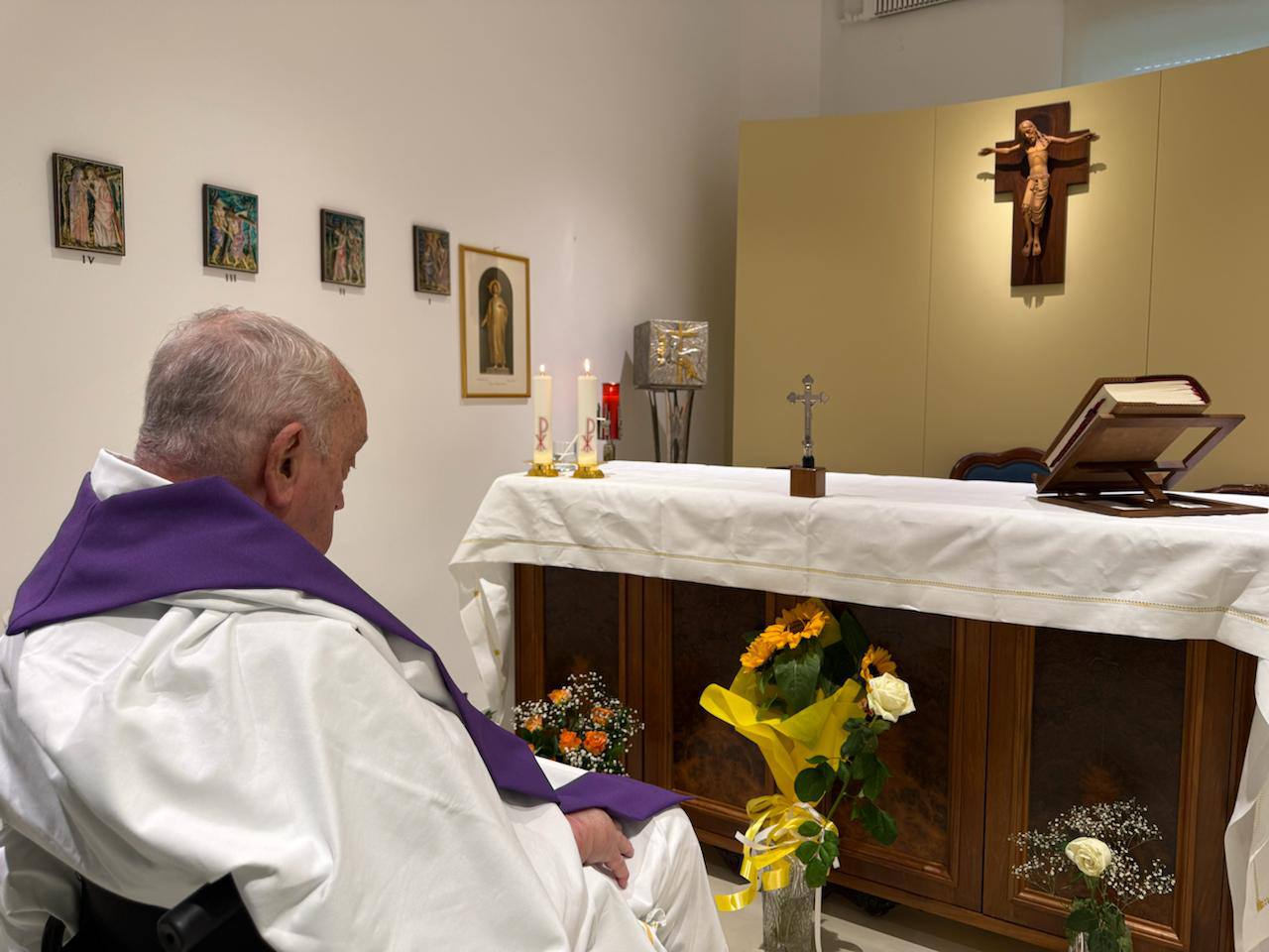 le pape et le saint siege diffusent les premieres photos de letat de sante de francois apres son hospitalisation