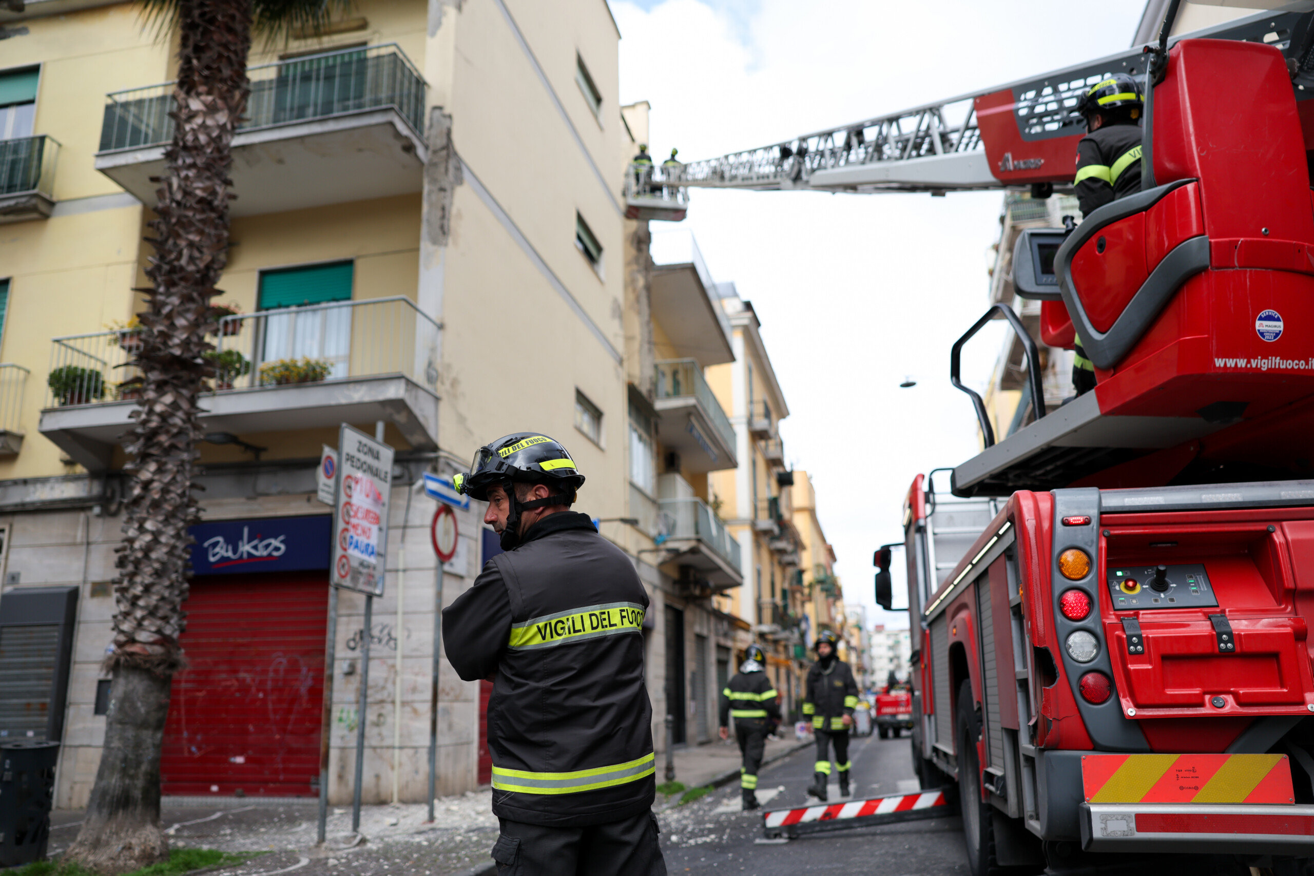 campi flegrei plus de 800 interventions des pompiers depuis le 13 mars scaled