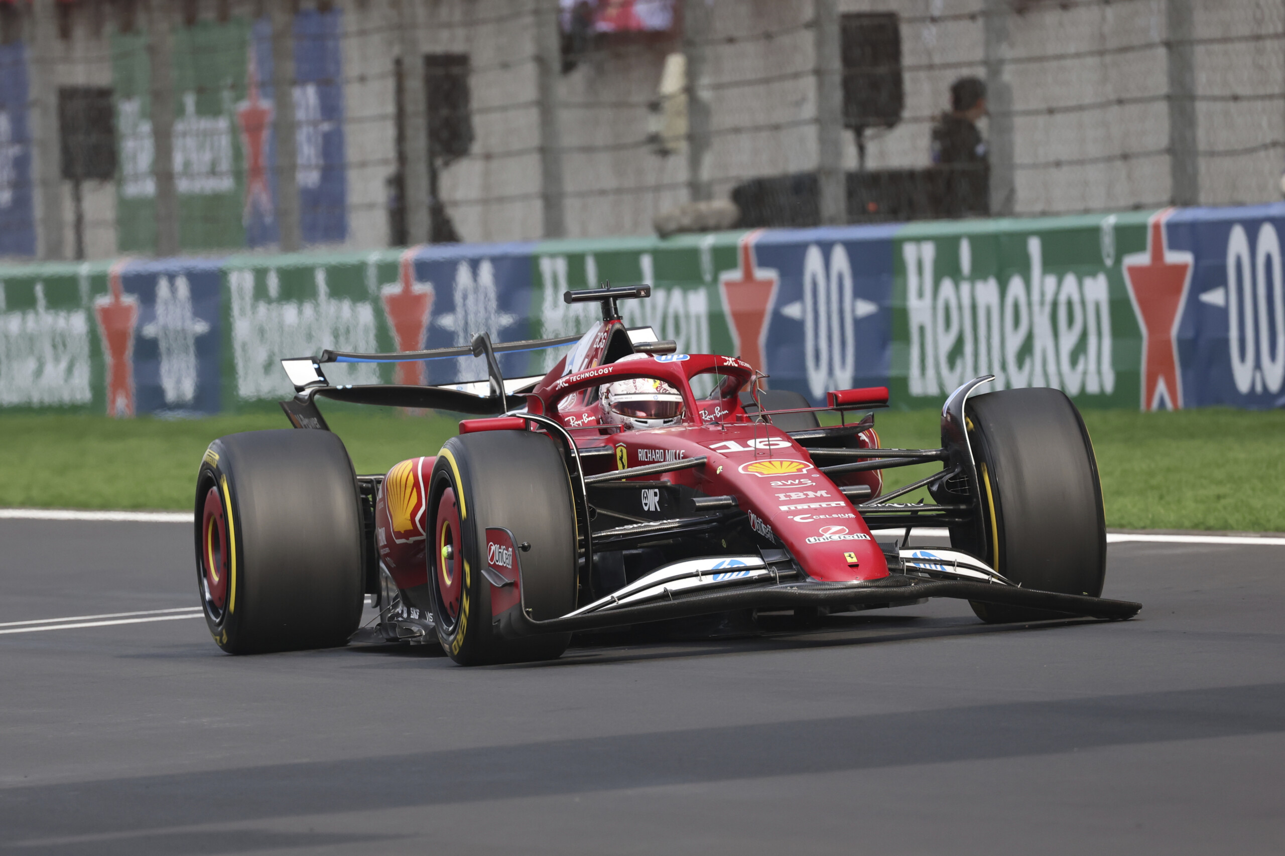 f1 leclerc sans aile endommagee ferrari en lutte pour la victoire scaled
