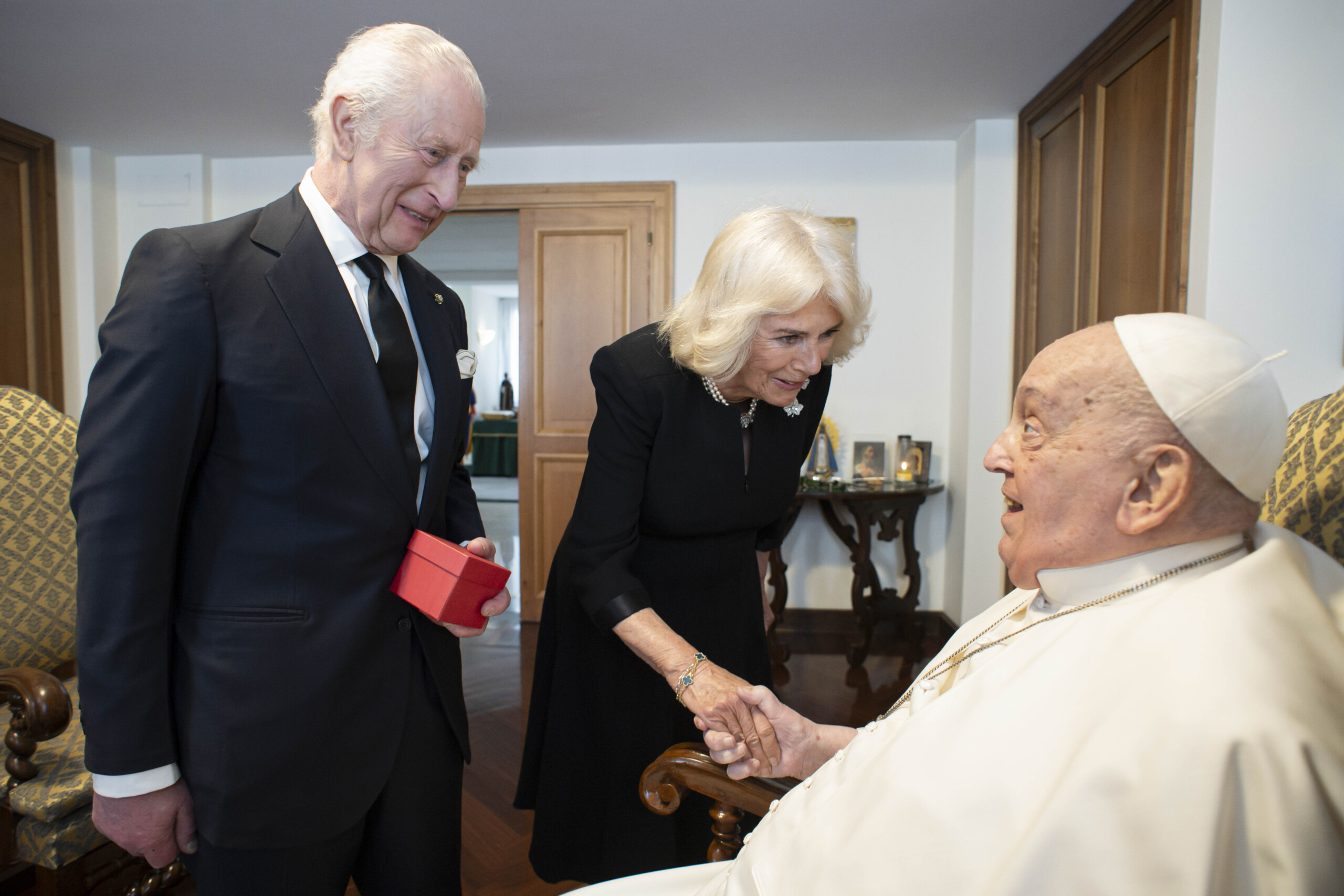 le saint siege diffuse des photos de la rencontre entre le pape et le roi charles scaled