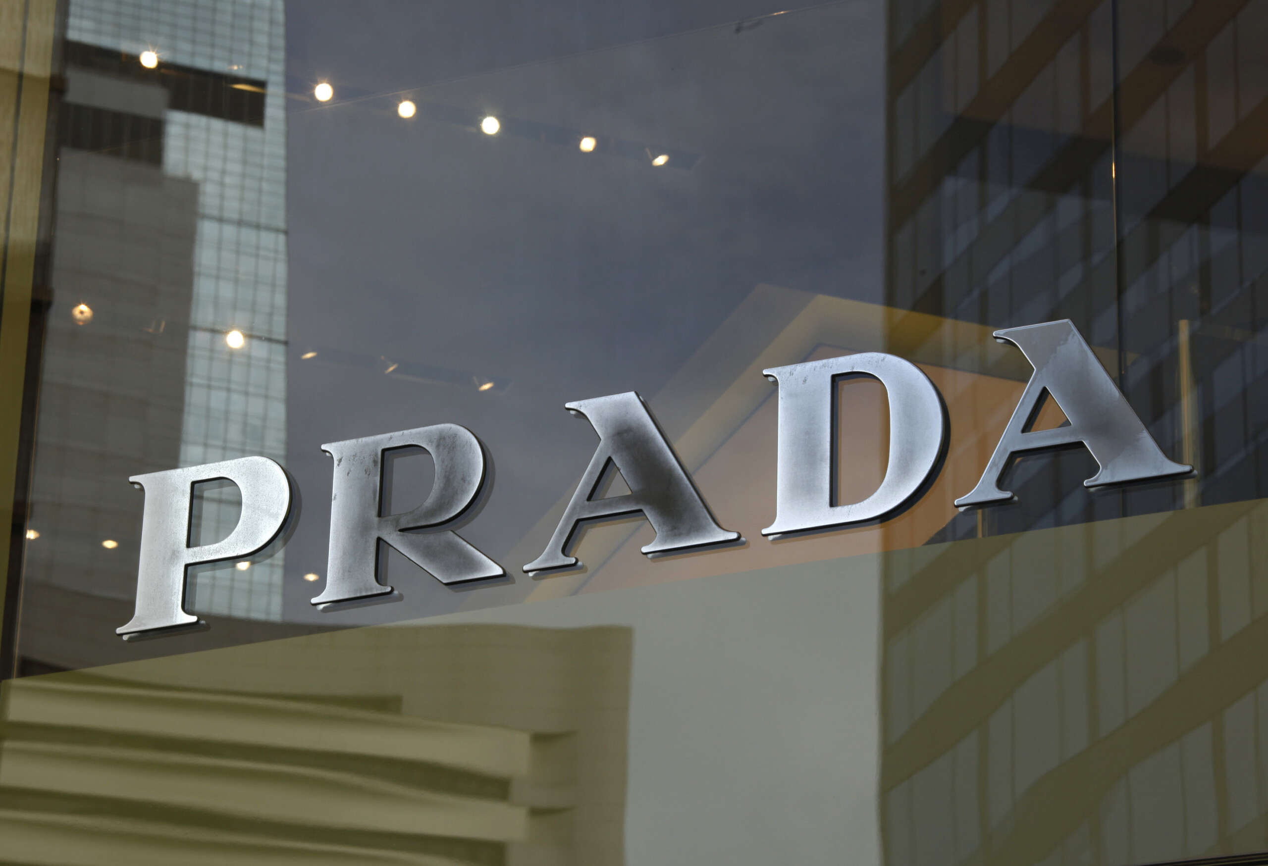 mode prada acquiert versace pour 125 milliard deuros scaled