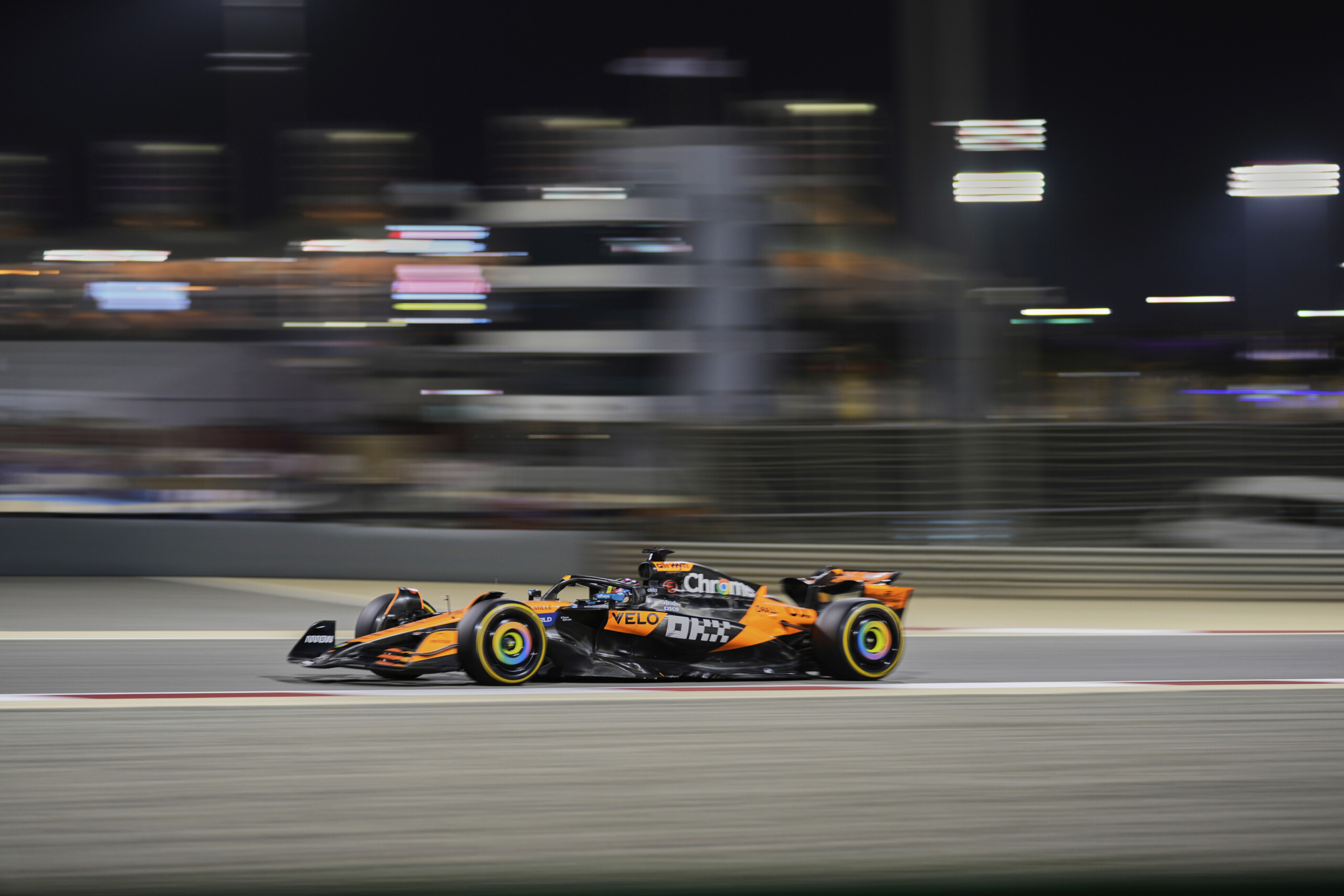 f1 gp de bahrein victoire de piastri ferrari quatrieme et cinquieme scaled