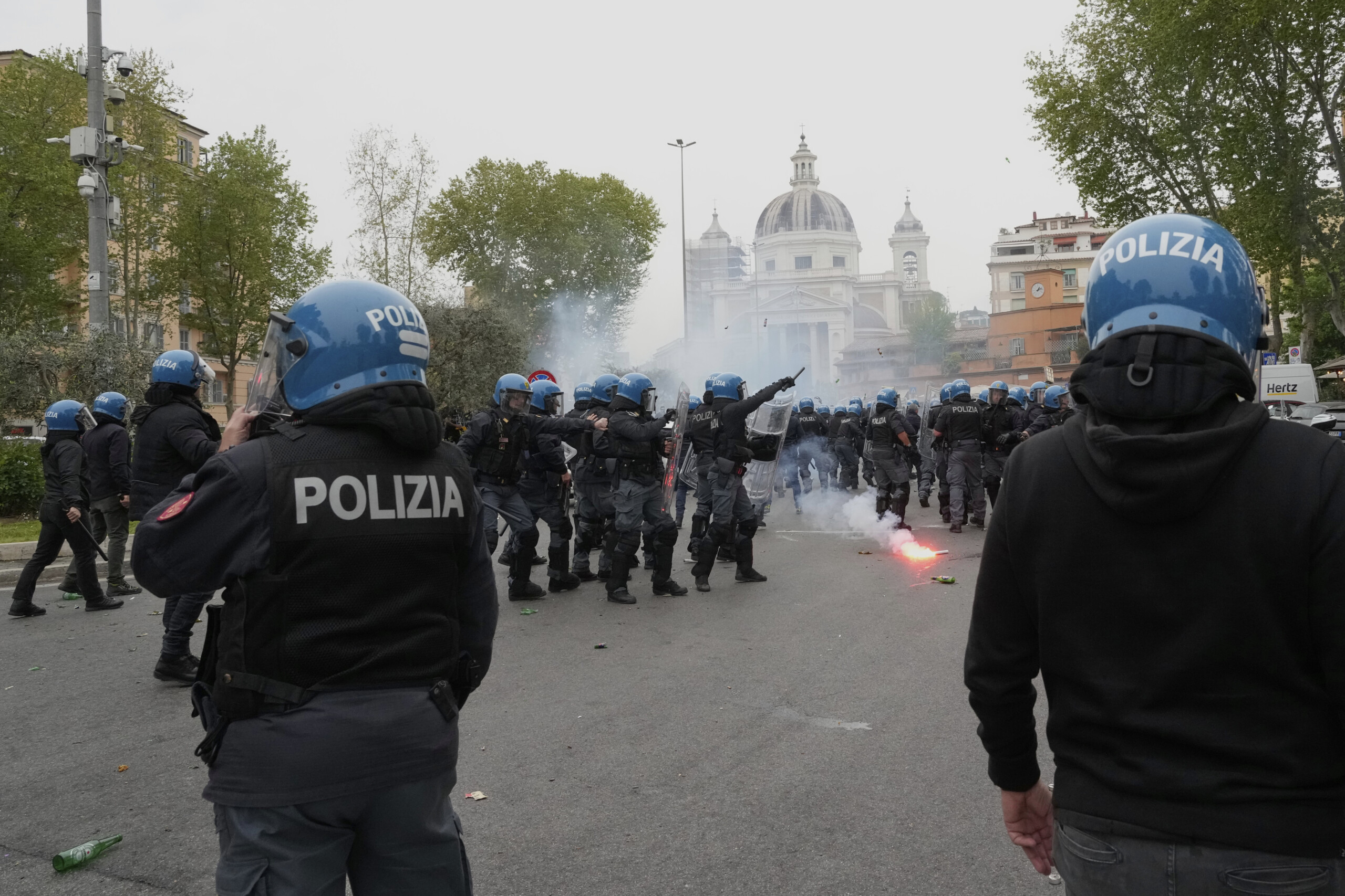 affrontements du derby arrestation a domicile pour lultra interpelle a ponte milvio scaled