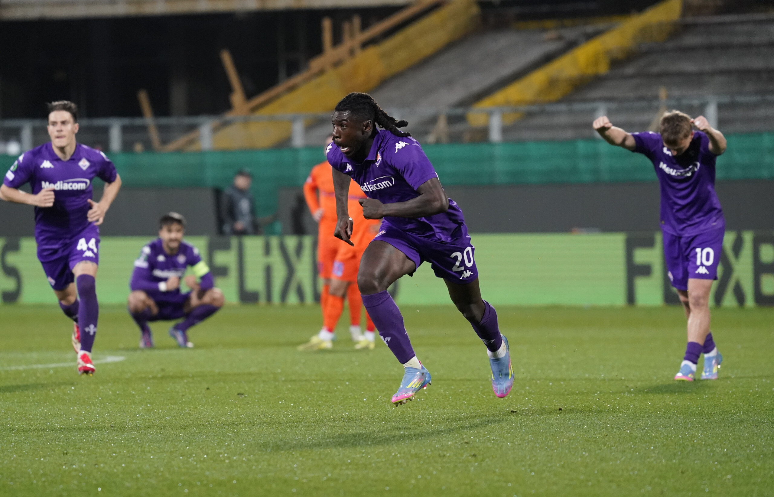 conference league fiorentina celje 2 2 la viola se qualifie pour les demi finales scaled