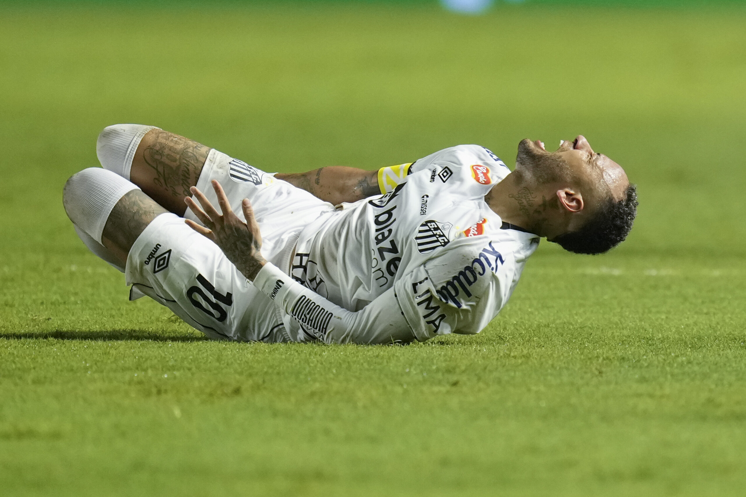 nouvelle blessure pour neymar il quitte le terrain en larmes scaled