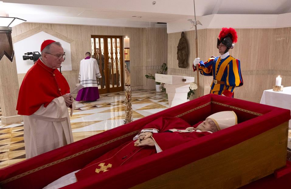 pape francois premiere photo du corps de bergoglio diffusee