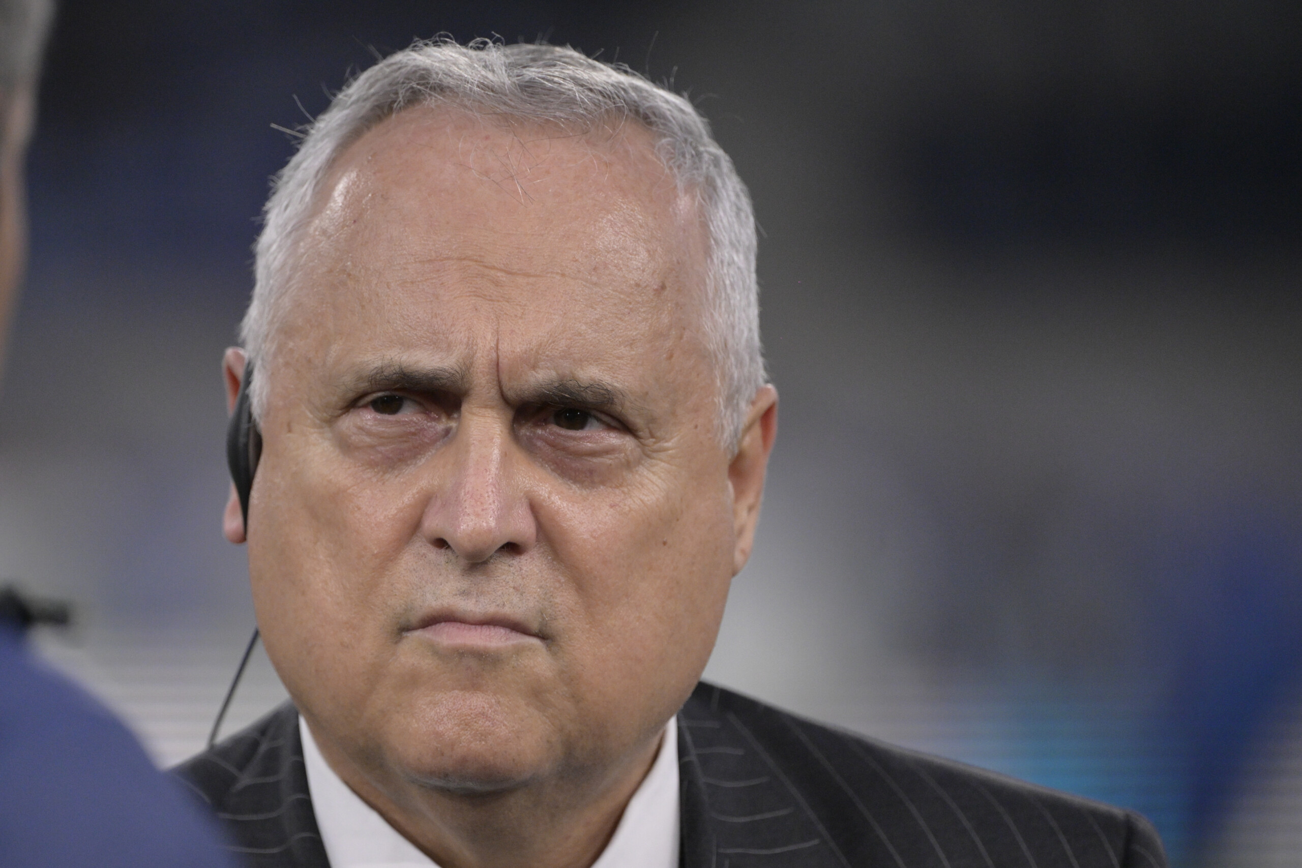 le pape lotito et la lazio chez francois distribution de santini bergoglio aux joueurs scaled