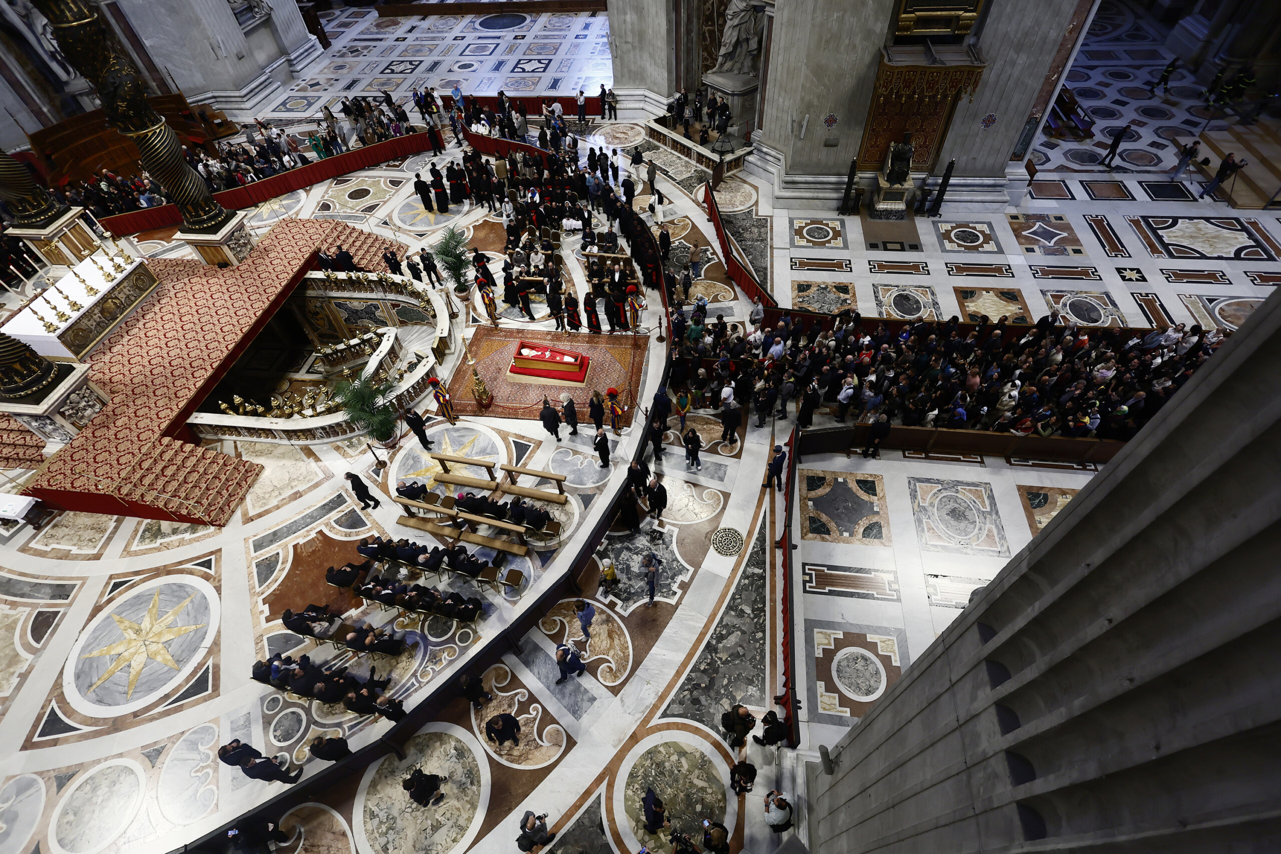 saint siege depuis louverture ce matin 128 000 personnes sont venues rendre hommage a bergoglio scaled