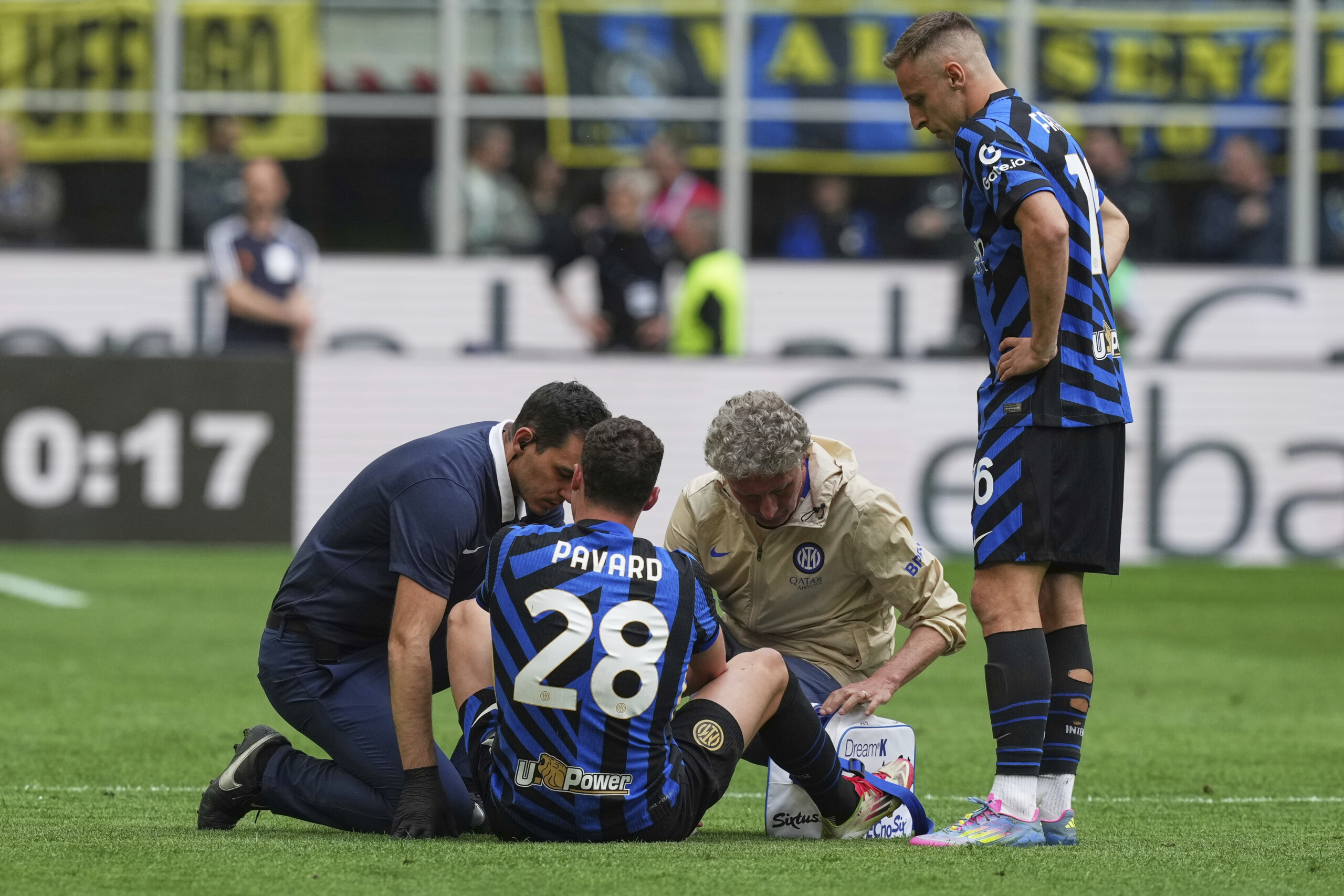 football entorse a la cheville pavard forfait pour barcelone inter scaled