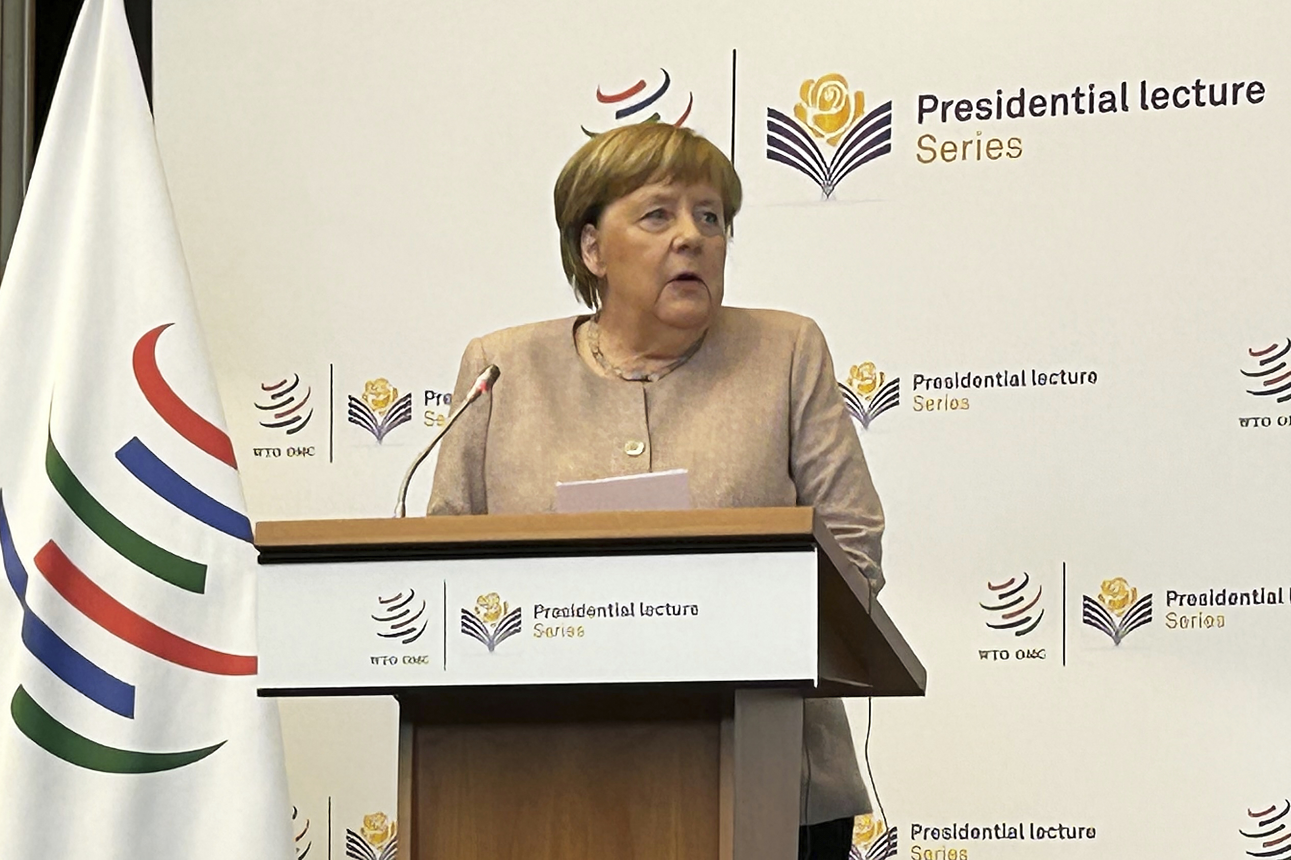 allemagne lancienne chanceliere merkel envoie un sms de felicitations a merz