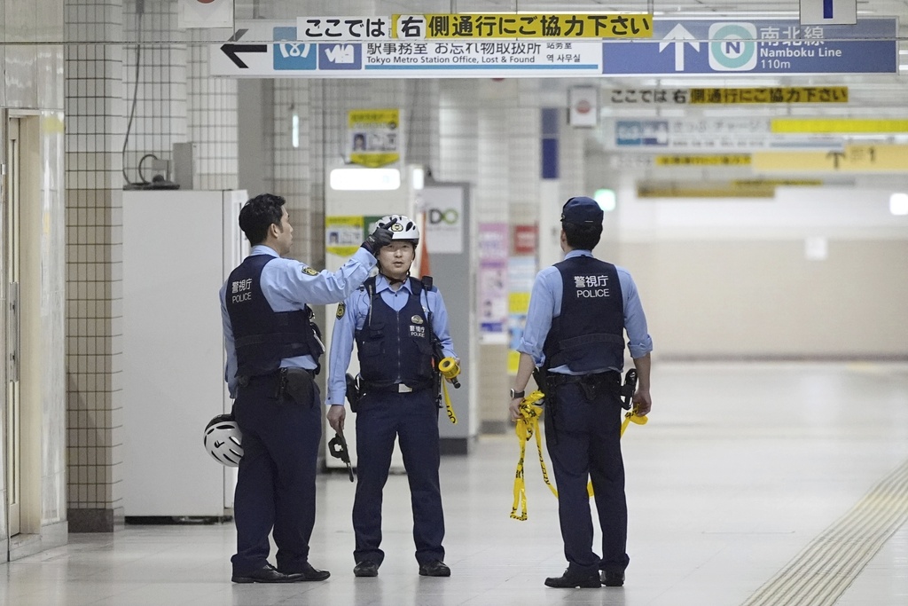japon un homme arme dun couteau blesse deux passagers dans le metro de tokyo arrete