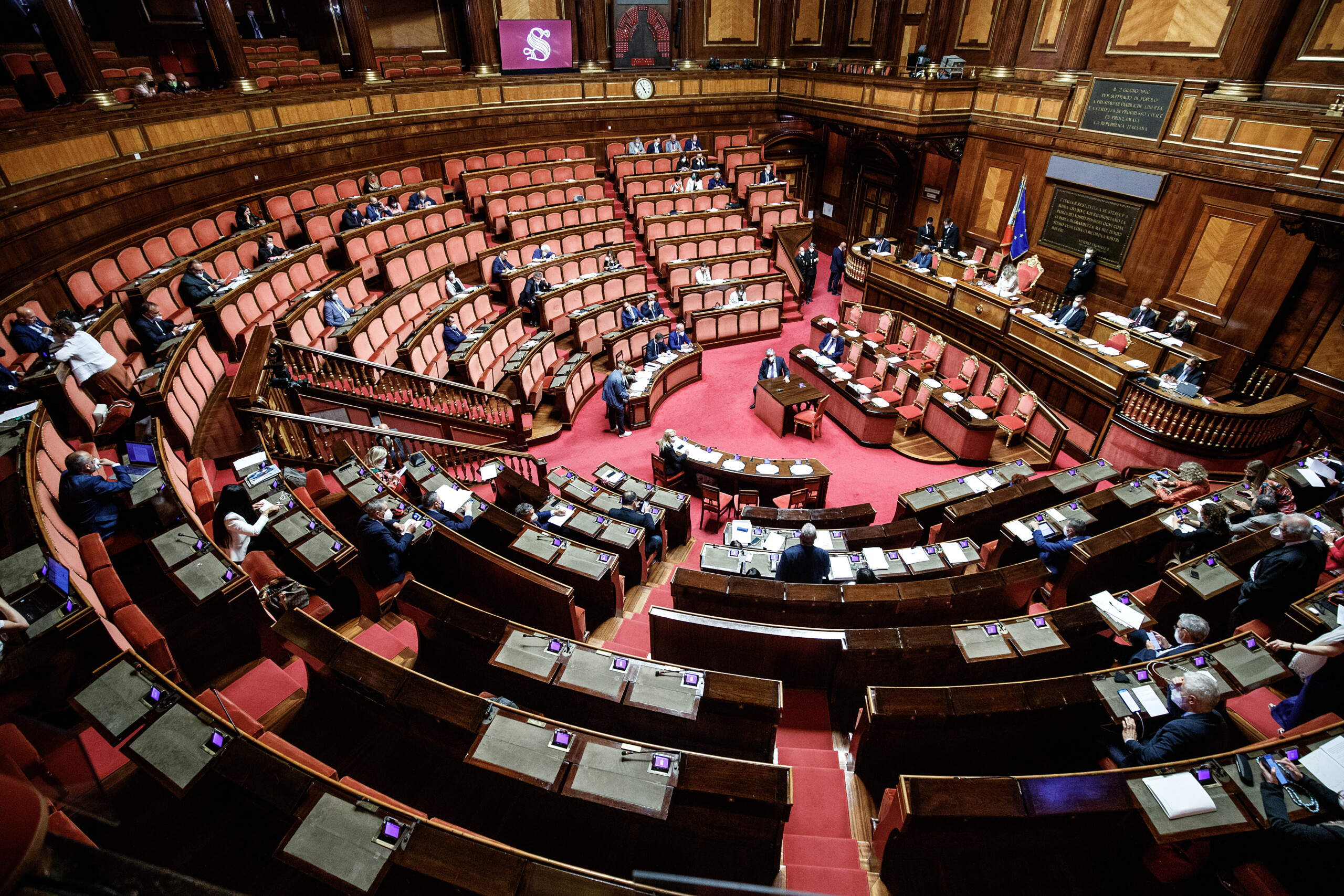 le decret loi sur ladministration publique est desormais une loi feu vert du senat avec un vote de confiance scaled