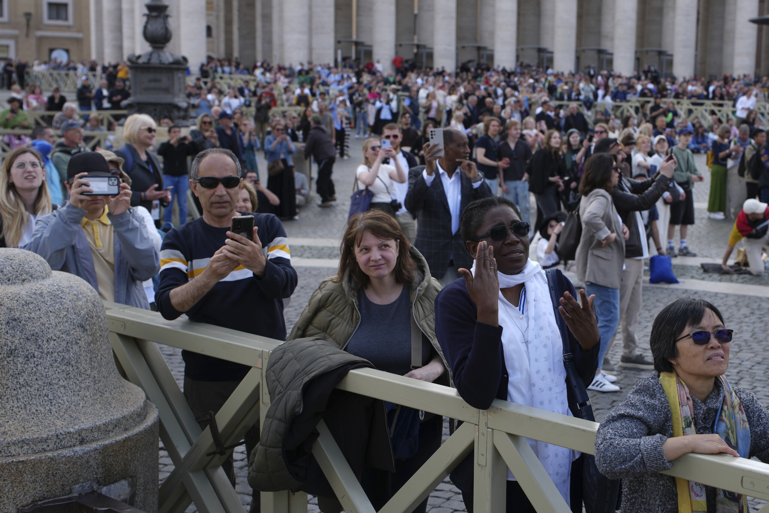 conclave 11 000 personnes place saint pierre dans lattente de la fumee scaled