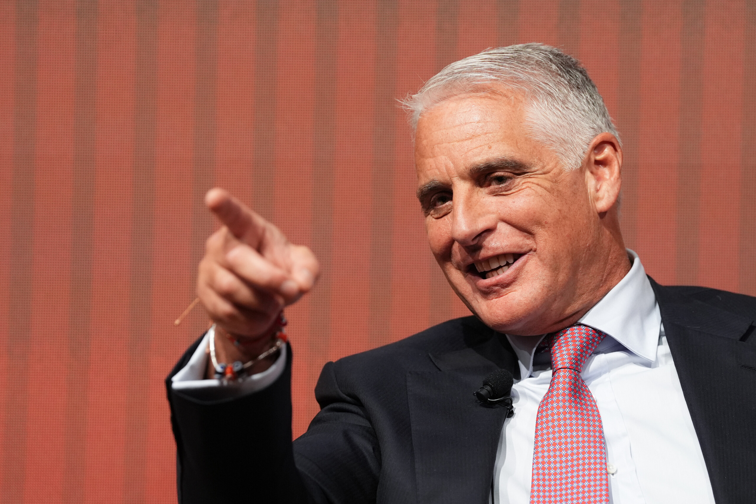 unicredit orcel nous sommes confiants quant a laugmentation des previsions pour 2025 scaled