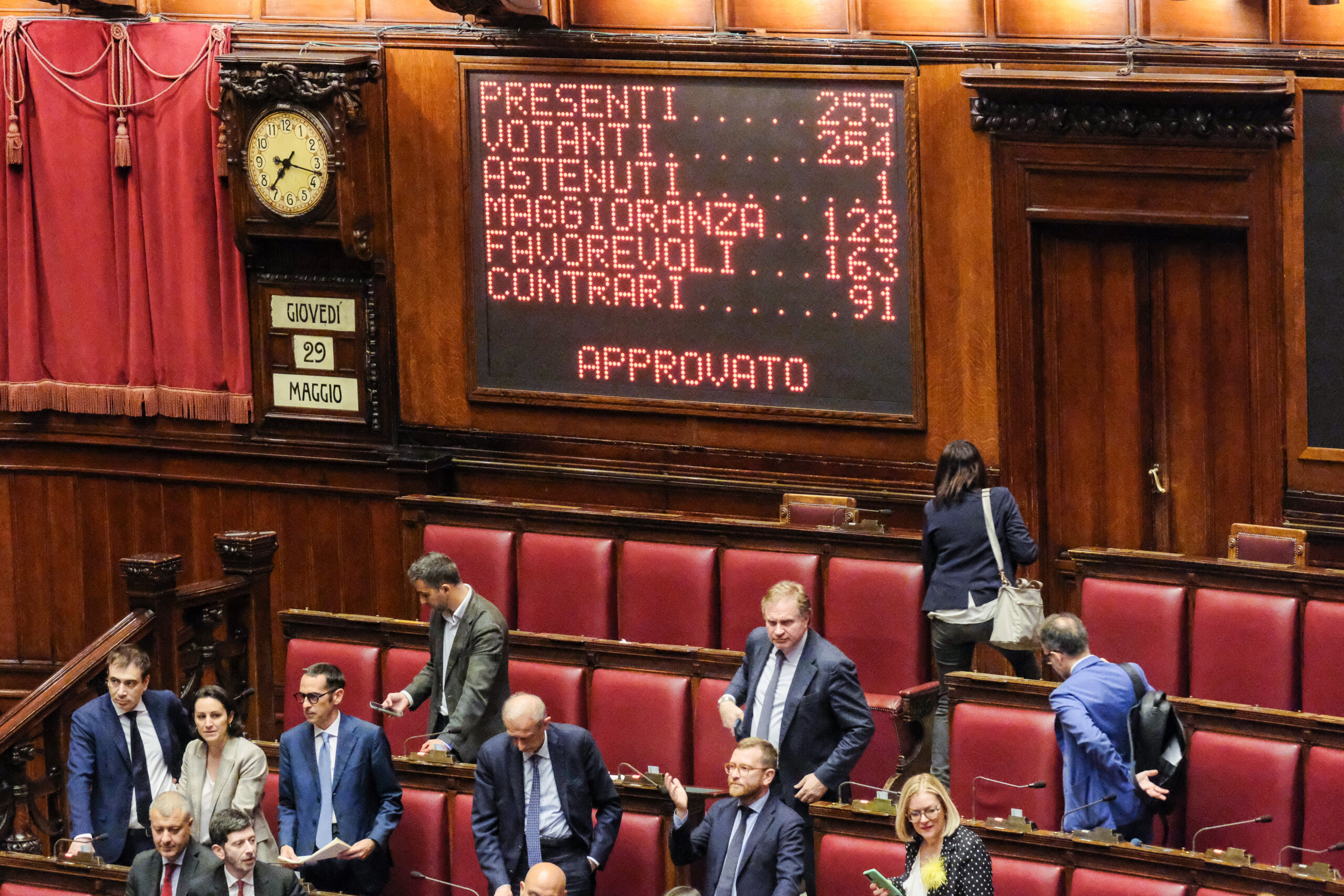 decret sur la securite feu vert a la chambre avec 163 voix pour il passe au senat scaled