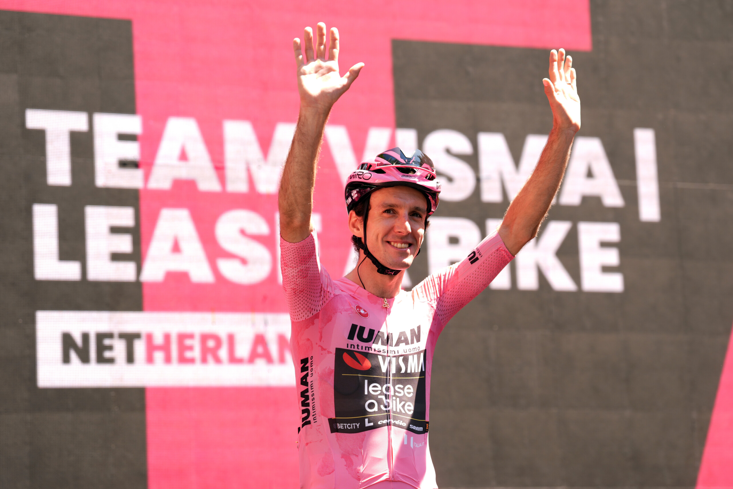 giro ditalia simon yates remporte la course rose derniere etape a kooij scaled