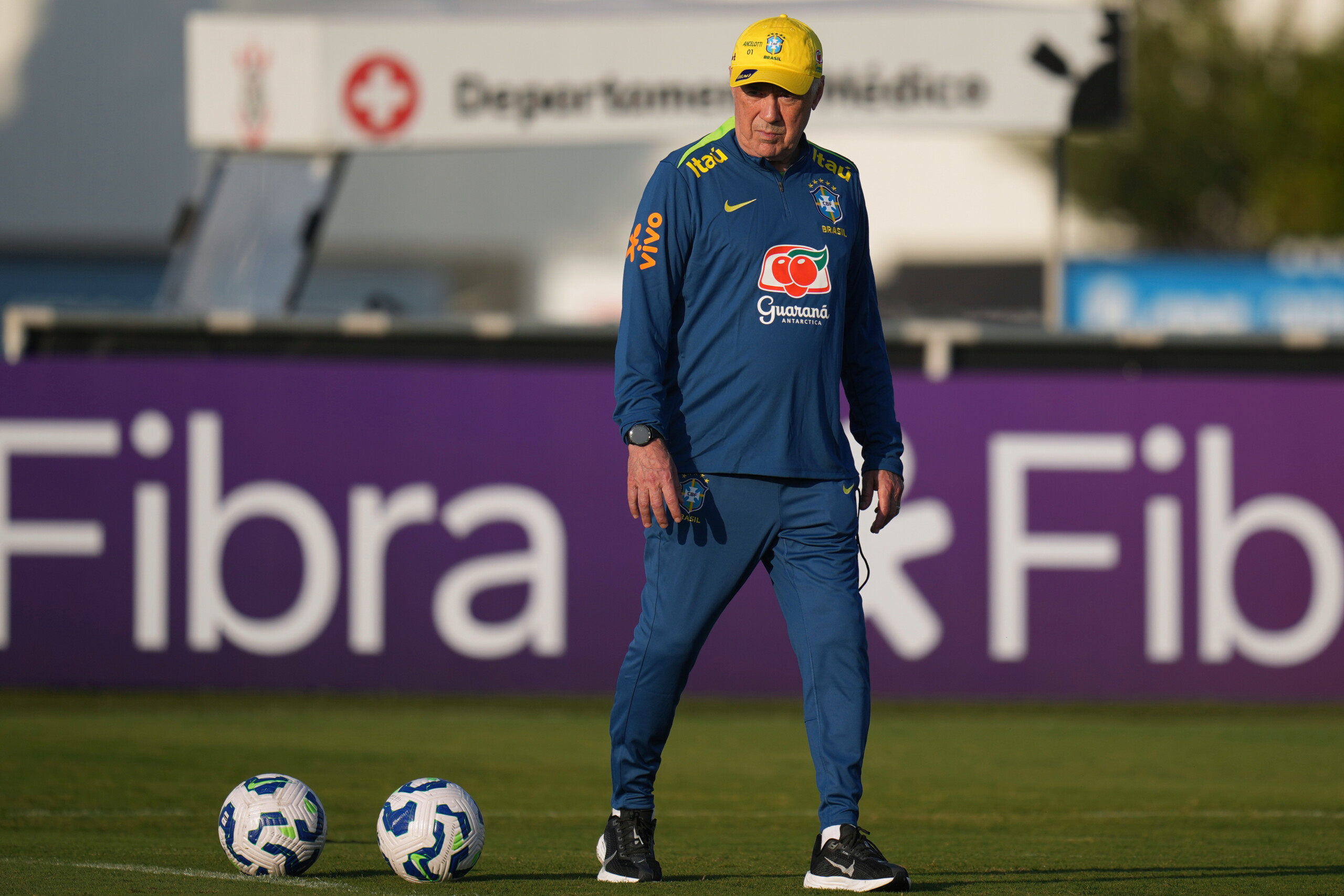 football ancelotti et le banc du bresil ils mappellent deja carlinho scaled