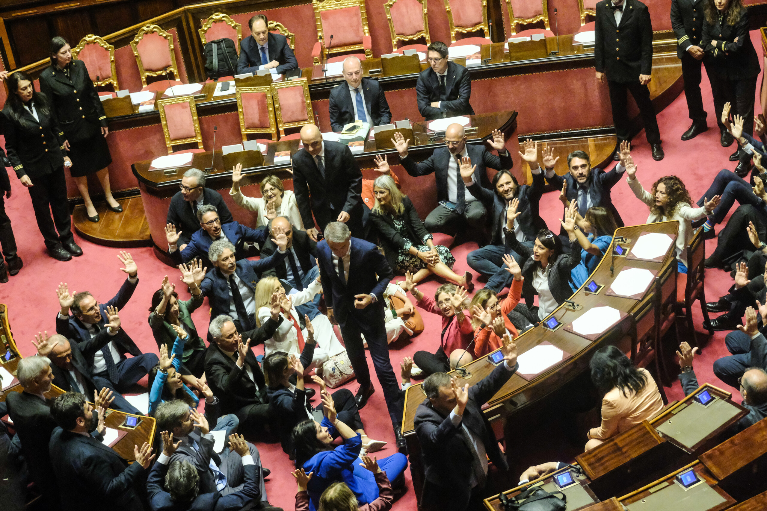 decret securite protestation du pd m5s avs au senat la russa suspend la seance scaled