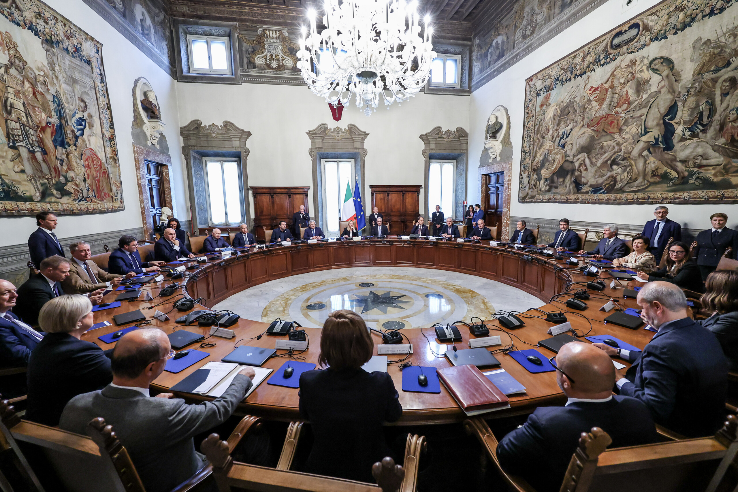 projet de loi sur la concurrence aujourdhui au conseil des ministres mesures sur les bornes electriques et les societes de professionnels scaled