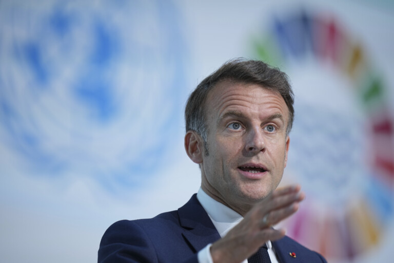 france macron nous allons interdire lutilisation des reseaux sociaux aux moins de 15 ans