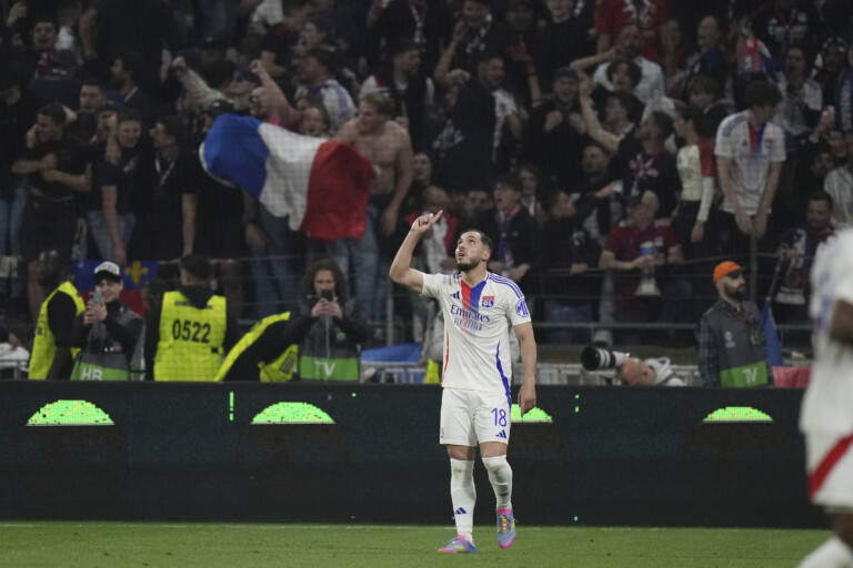 manchester city officialise le transfert de cherki depuis lyon