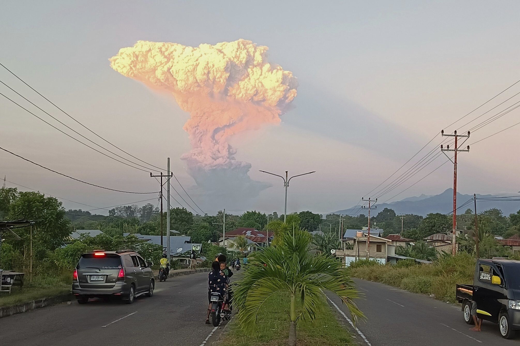 indonesie alerte maximale pour leruption du volcan laki laki