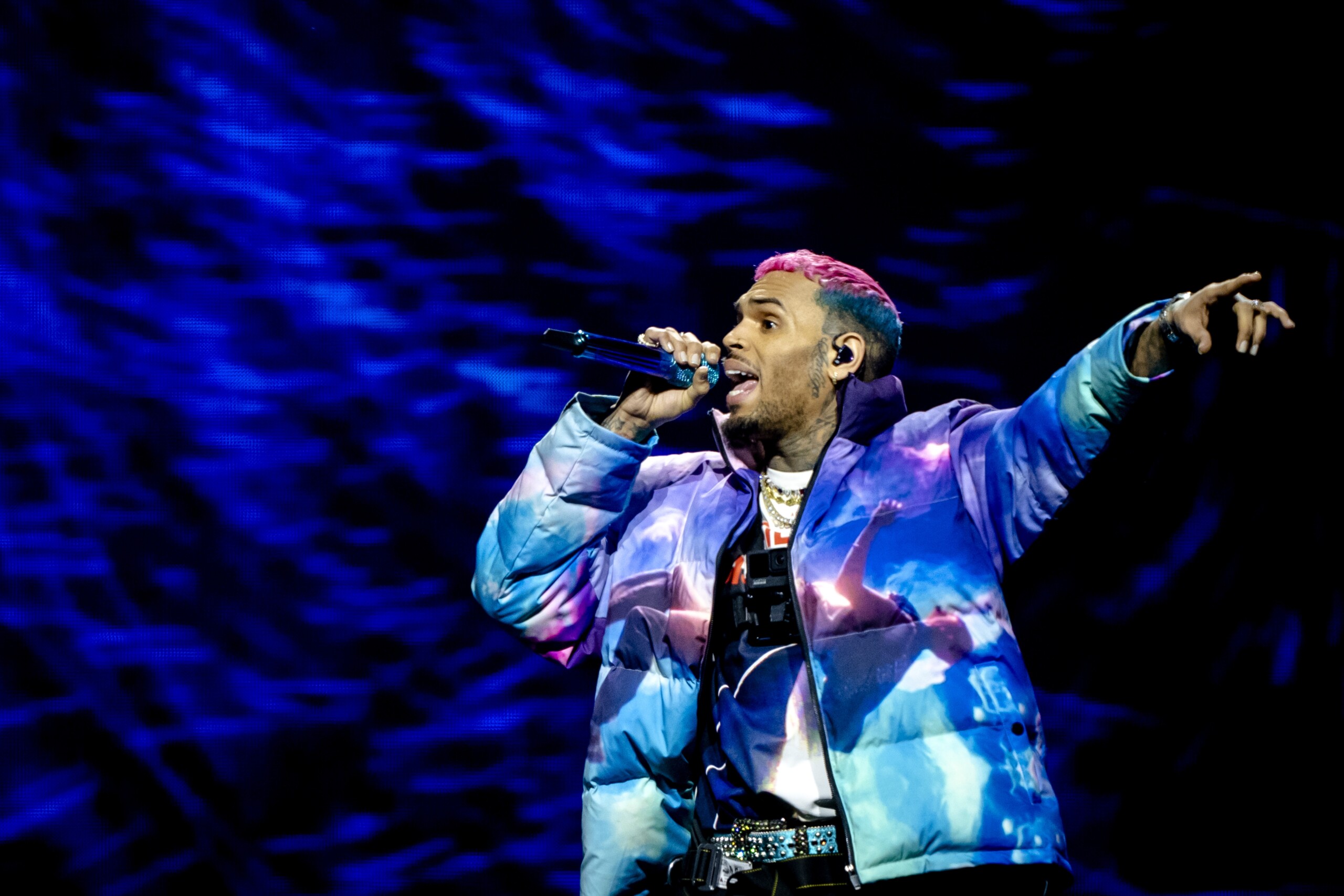 musique accuse dagression sur un producteur chris brown plaide non coupable scaled