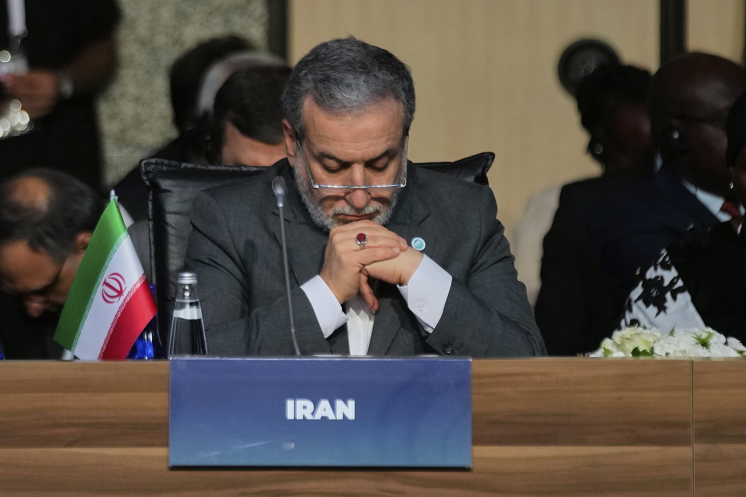 les etats unis attaquent liran le ministre des affaires etrangeres de teheran nous nous reservons toutes les options pour defendre notre souverainete scaled