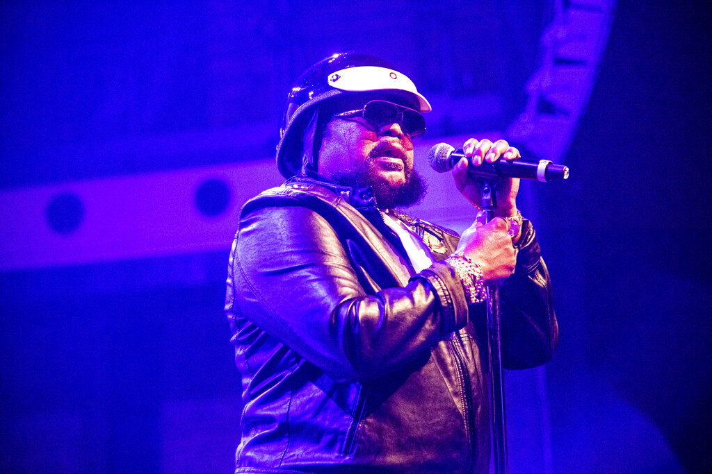 palerme malaise pour un chanteur des village people pendant un concert