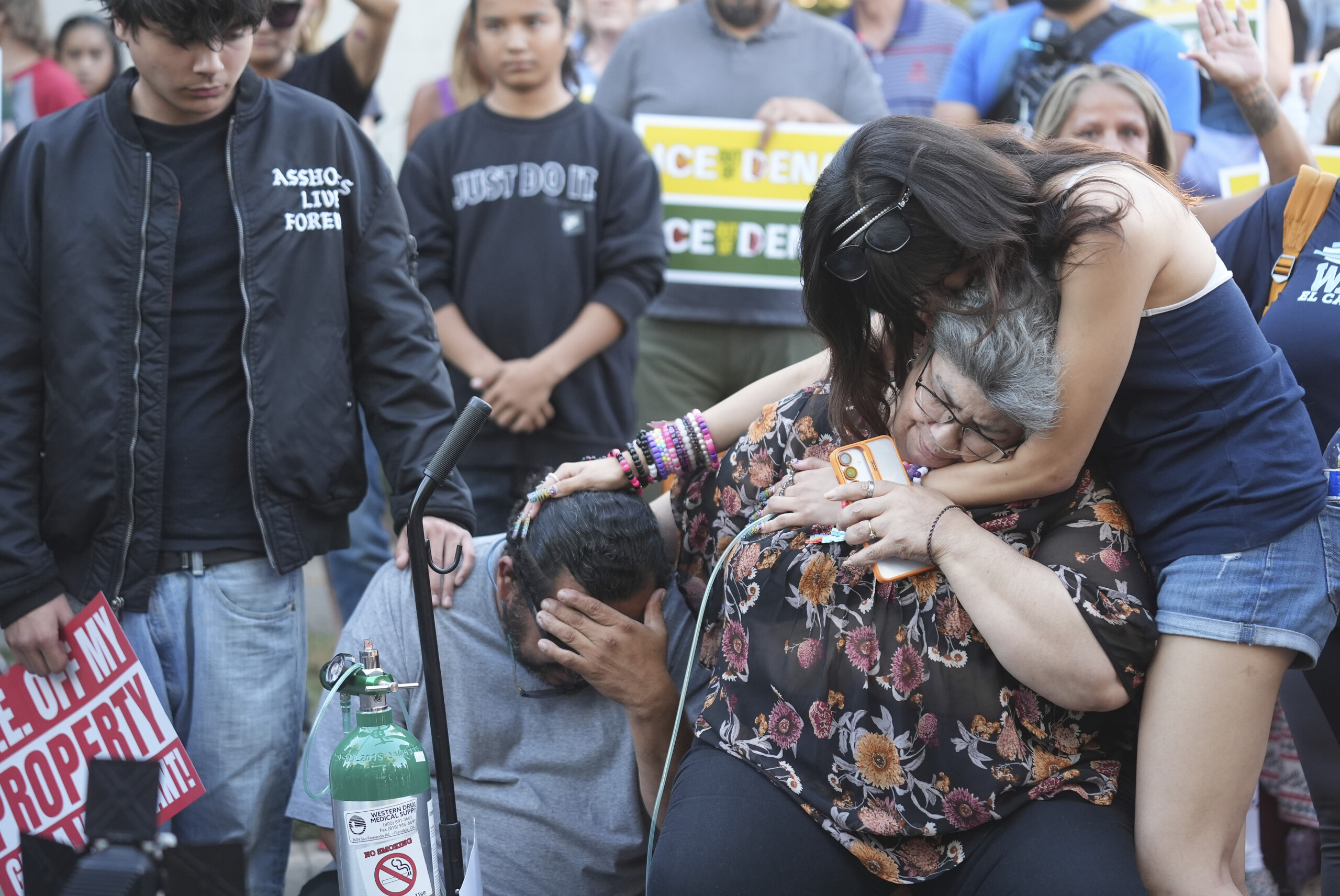 etats unis manifestations contre une operation coup de poing contre des immigres en californie 200 arrestations scaled