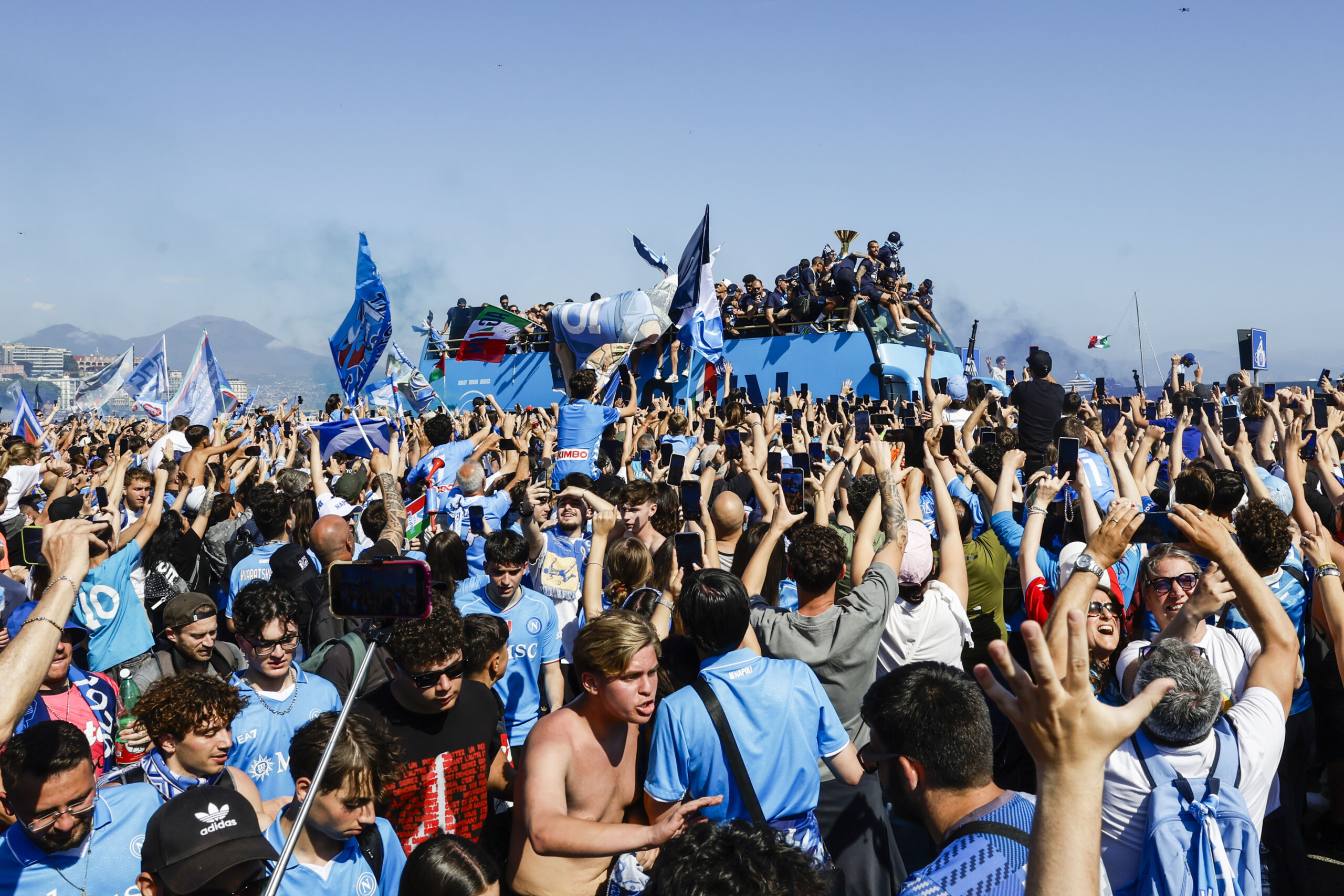 football des jeudi naples en stage a dimaro scaled