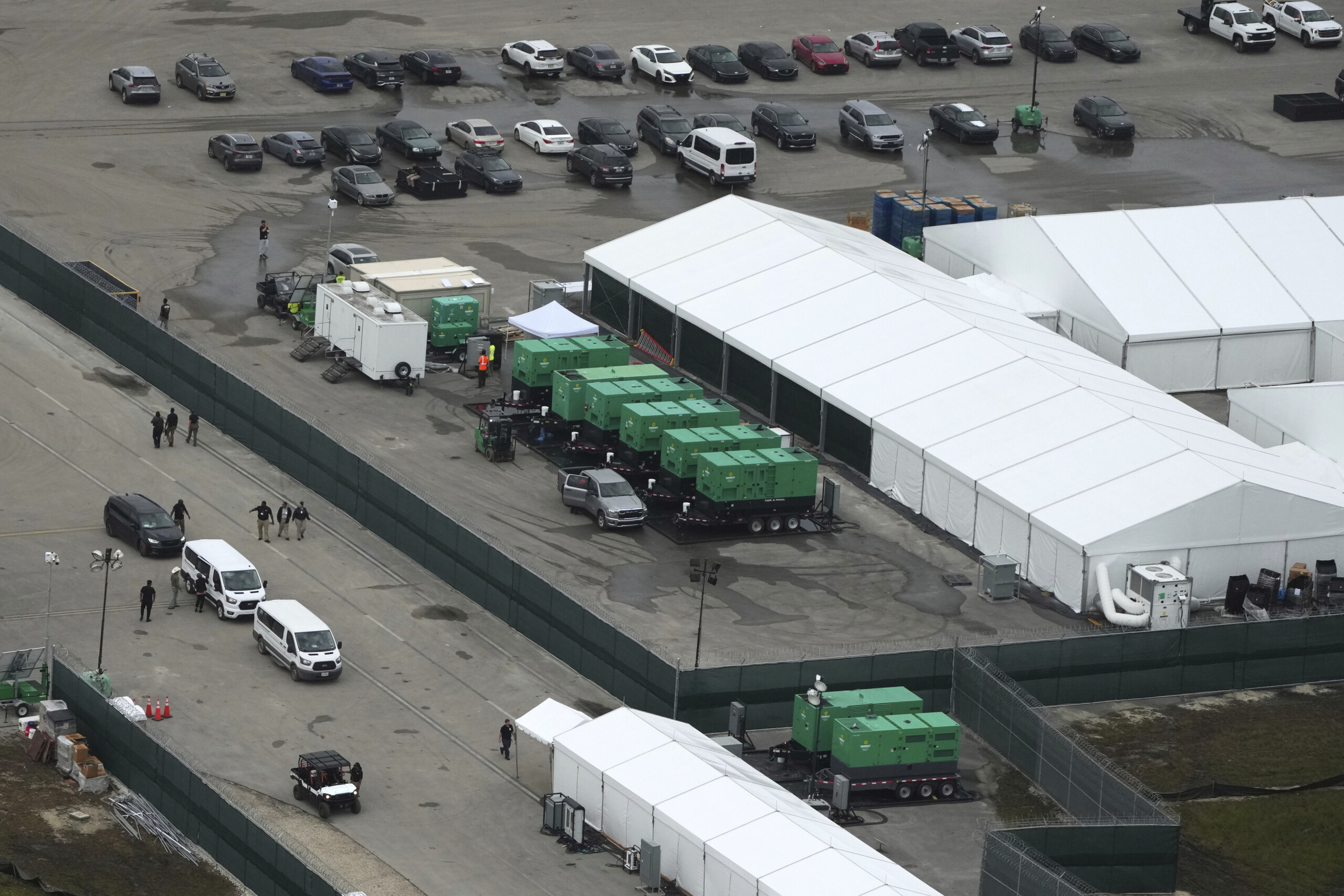 etats unis deux italiens detenus au centre pour migrants alligator alcatraz en floride scaled