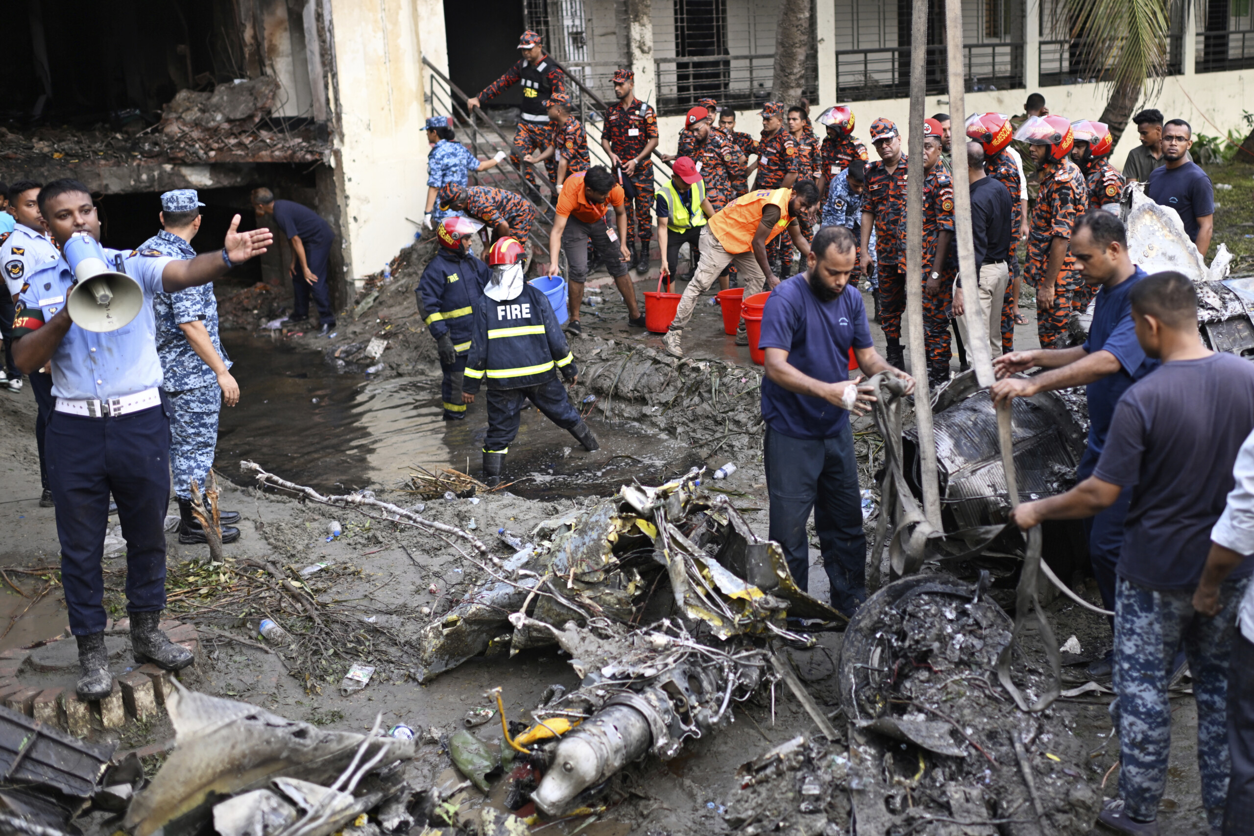 bangladesh le bilan seleve a 19 morts dans le crash dun avion sur une ecole scaled